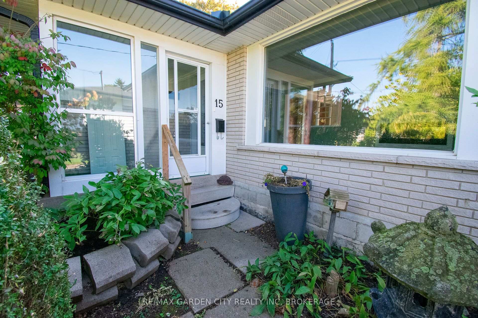 Photo 2 of 15 Karen Crescent, Grimsby, Grimsby West — HOMEH