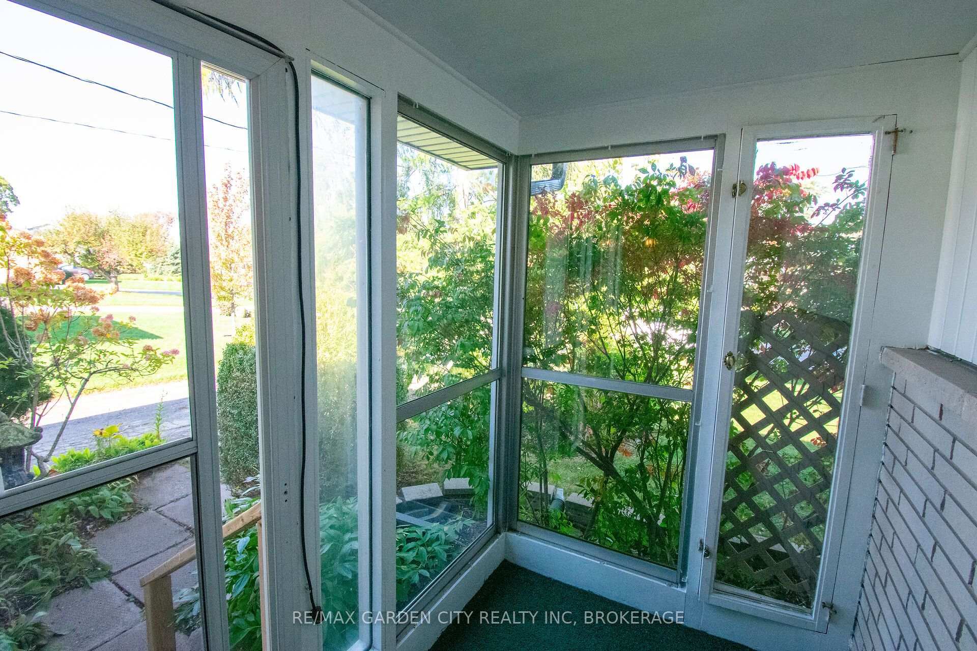 Photo 3 of 15 Karen Crescent, Grimsby, Grimsby West — HOMEH