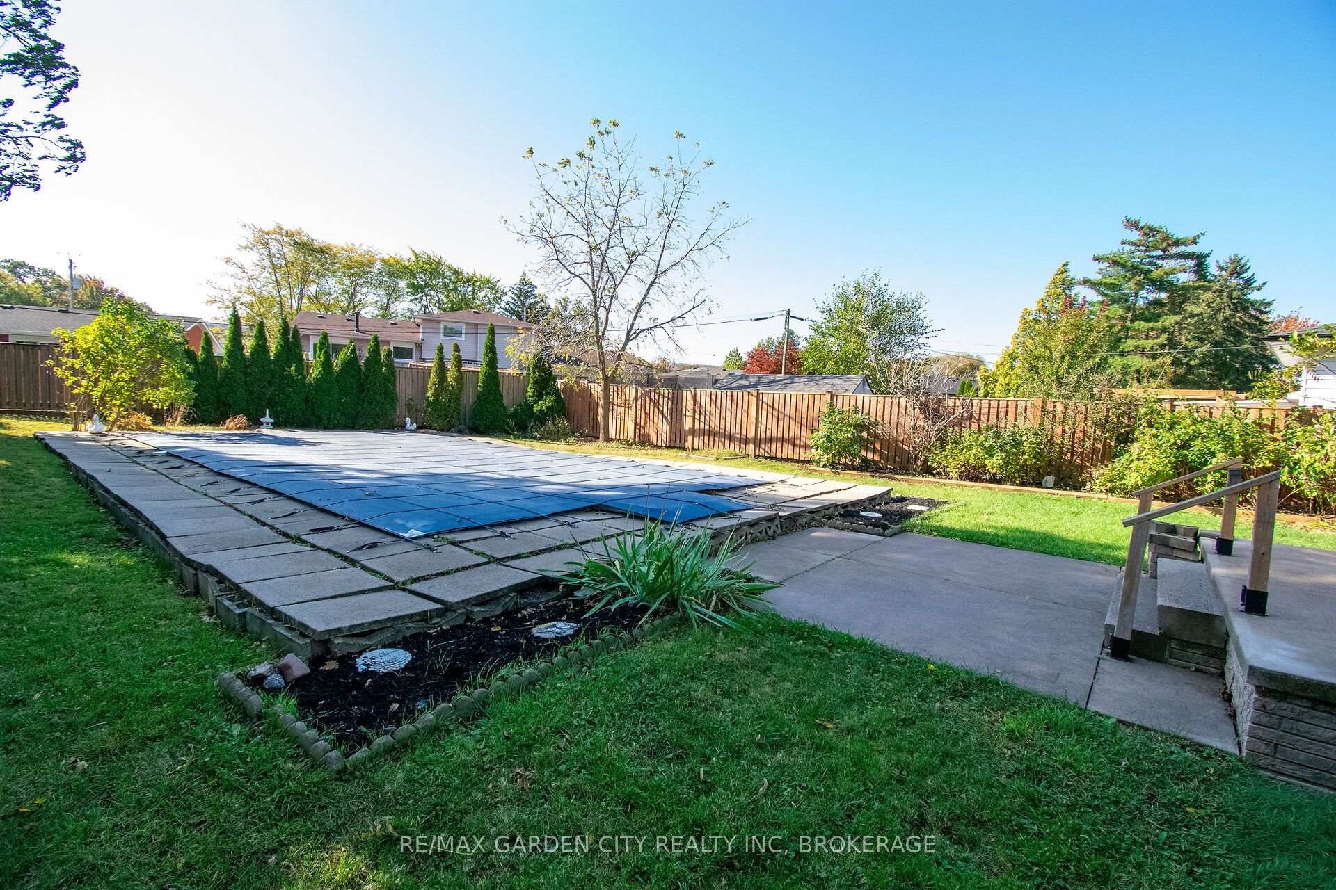 Photo 46 of 15 Karen Crescent, Grimsby, Grimsby West — HOMEH