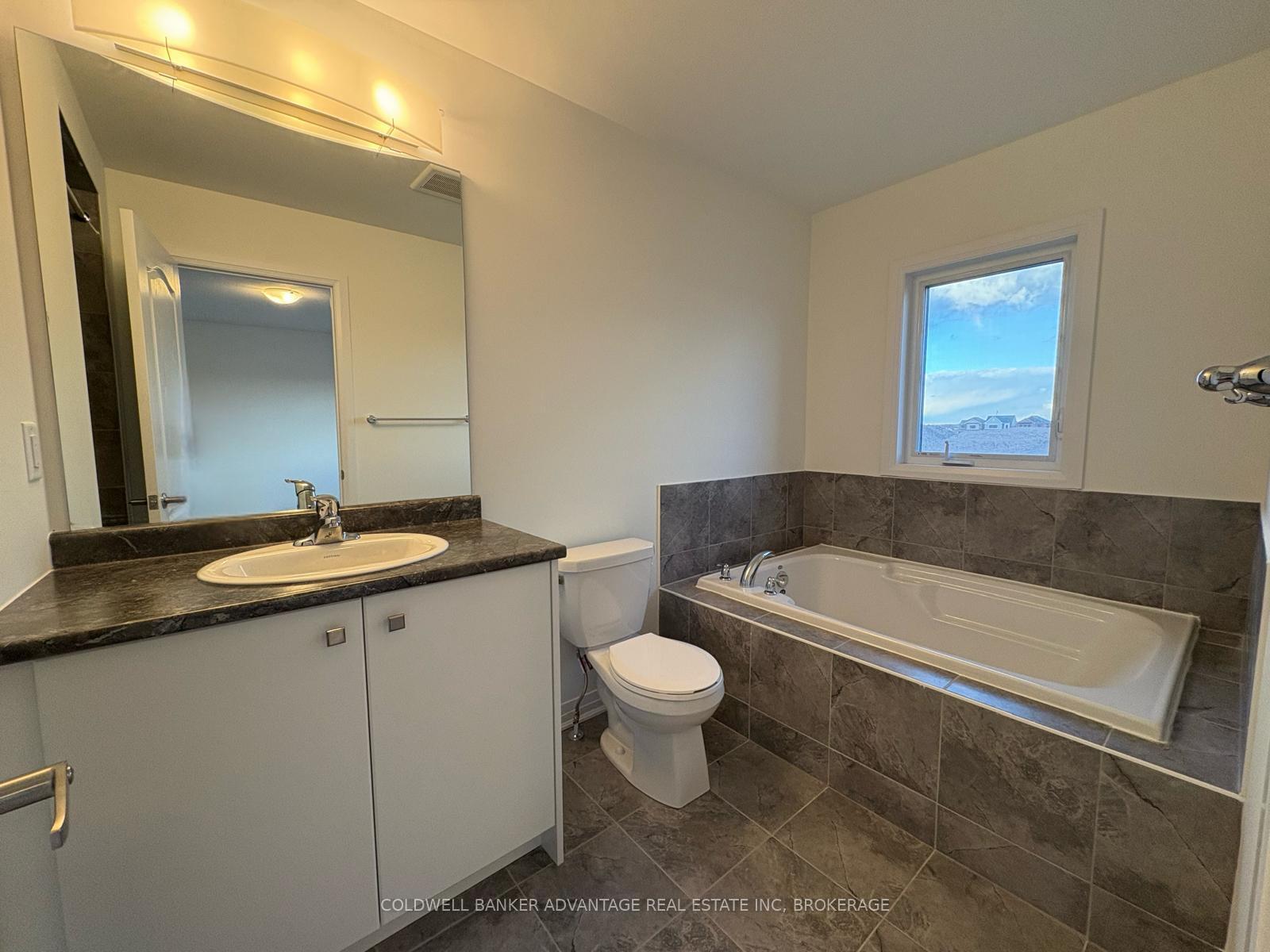 Photo 14 of 216 Port Crescent, Welland, Dain City — HOMEH