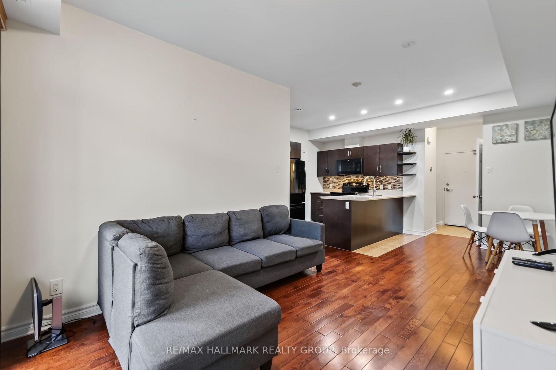 Photo 4 of Unit D, 318 Everest Private, Ottawa, Elmvale Acres — HOMEH