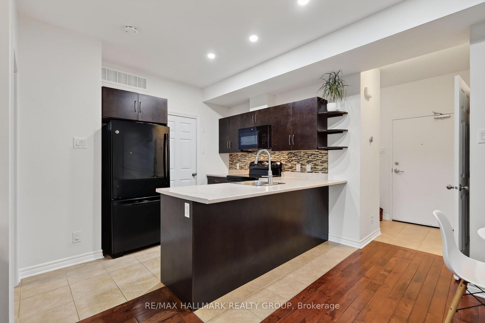 Photo 5 of Unit D, 318 Everest Private, Ottawa, Elmvale Acres — HOMEH