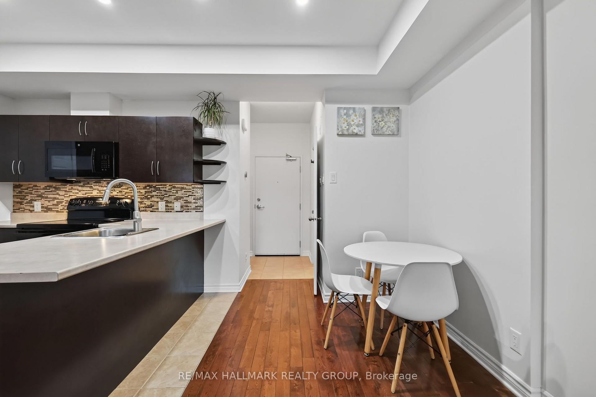 Photo 6 of Unit D, 318 Everest Private, Ottawa, Elmvale Acres — HOMEH