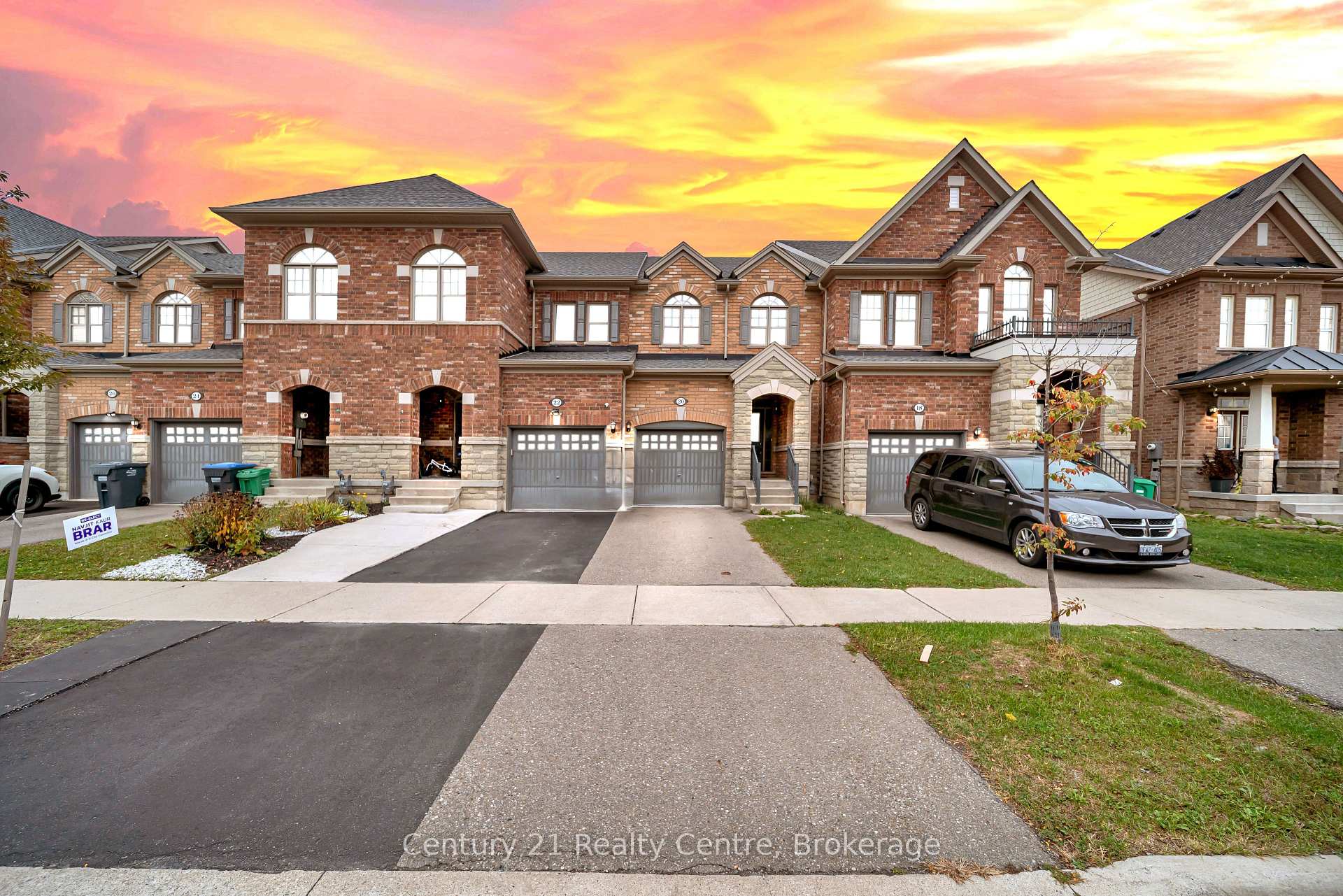 Photo 3 of 20 Hogan Manor Drive, Brampton, Northwest Brampton — HOMEH