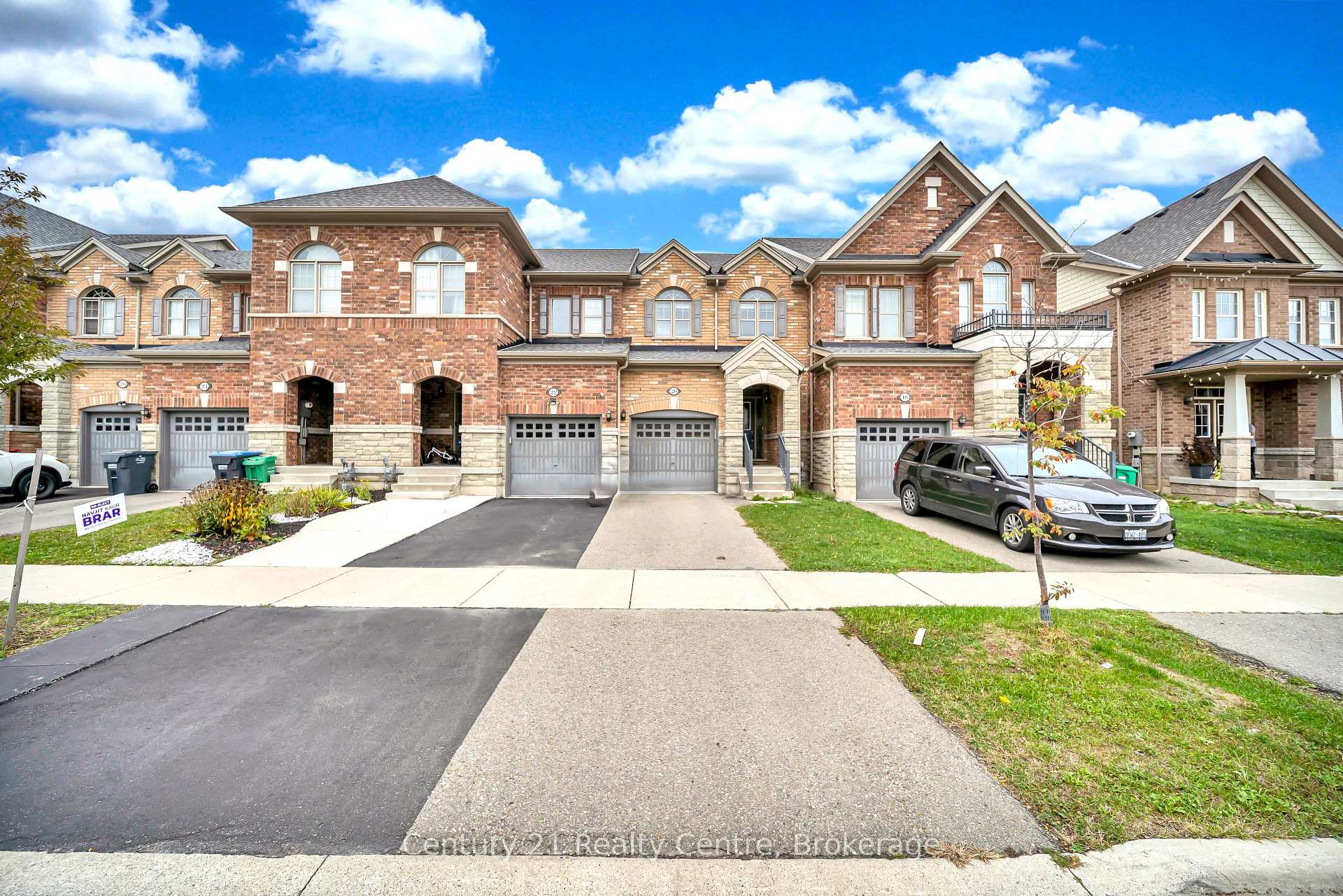 Photo 4 of 20 Hogan Manor Drive, Brampton, Northwest Brampton — HOMEH