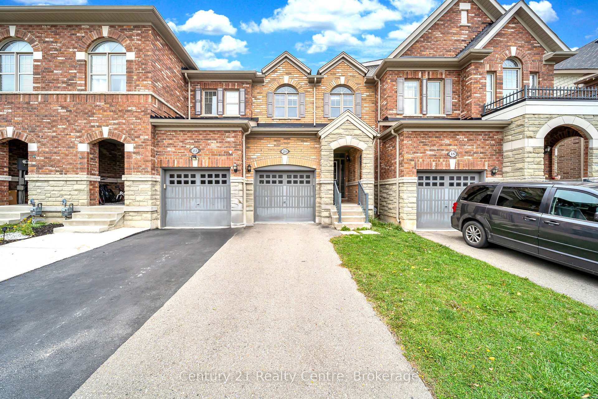 Photo 5 of 20 Hogan Manor Drive, Brampton, Northwest Brampton — HOMEH