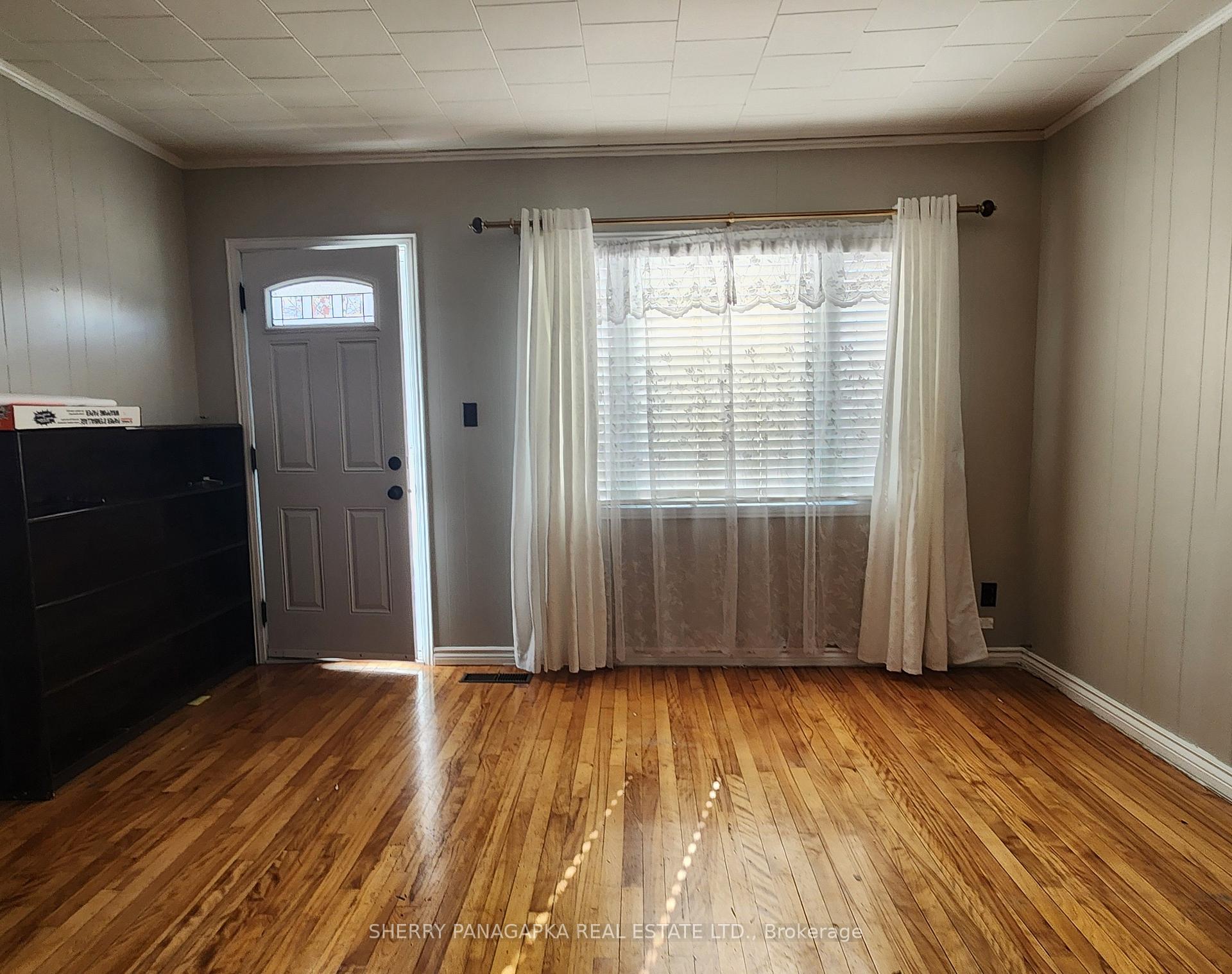 Photo 3 of 16 Taylor Avenue, Kirkland Lake — HOMEH