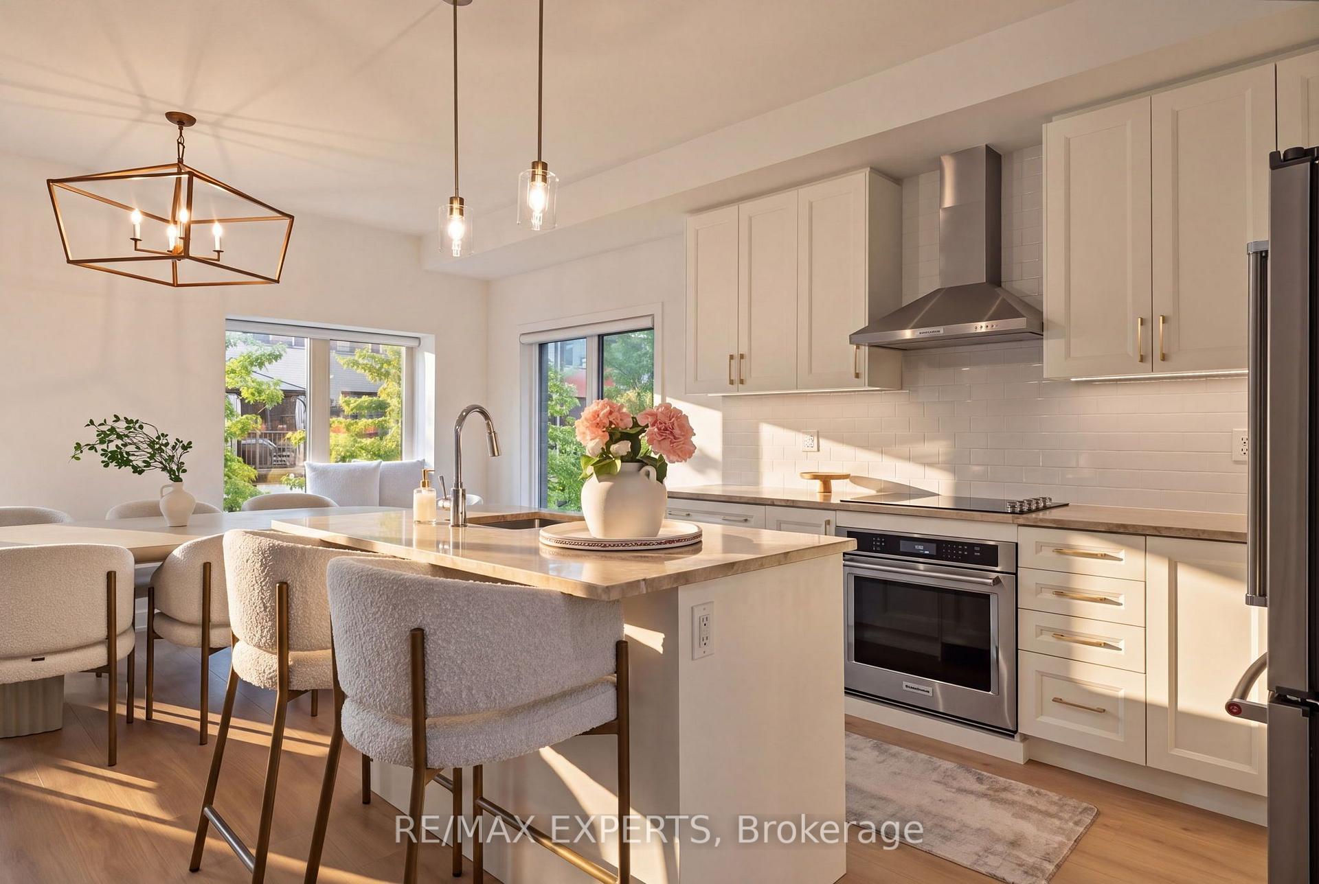 Photo 2 of 114 Covington Crescent, Whitchurch-Stouffville, Stouffville — HOMEH