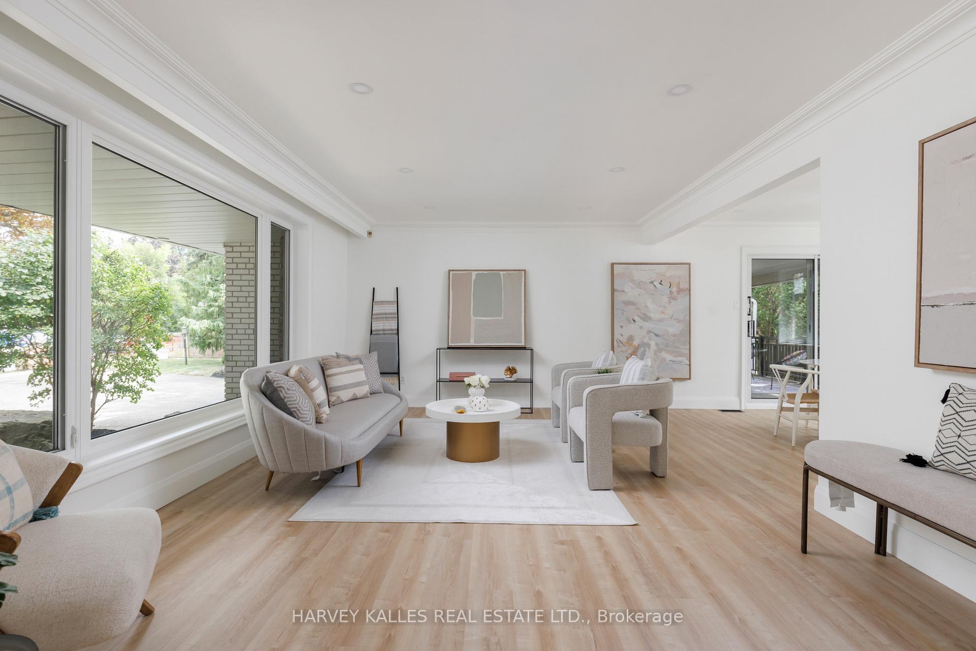 Photo 4 of 215 Edenbridge Drive, Etobicoke, Edenbridge-Humber Valley — HOMEH