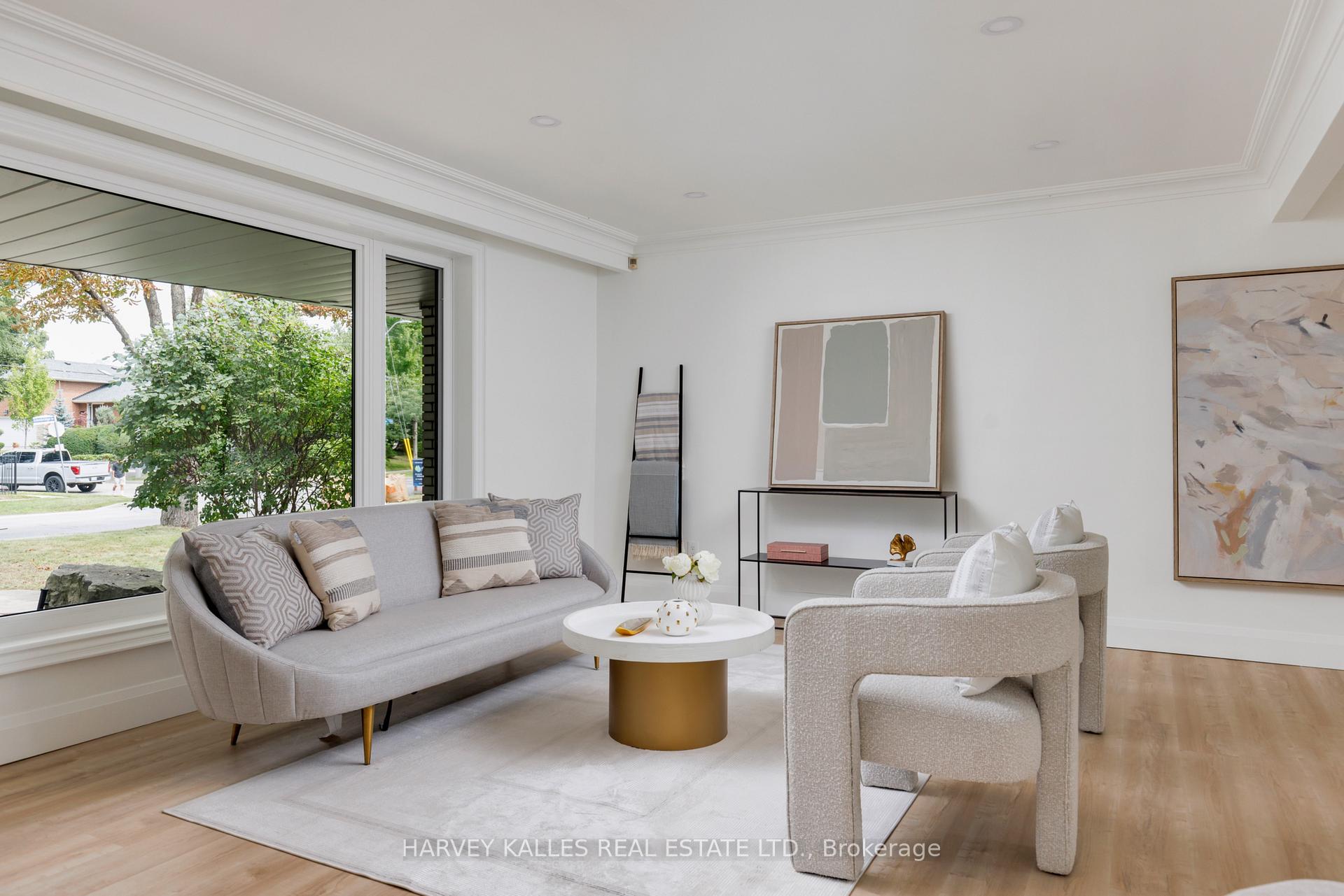 Photo 5 of 215 Edenbridge Drive, Etobicoke, Edenbridge-Humber Valley — HOMEH