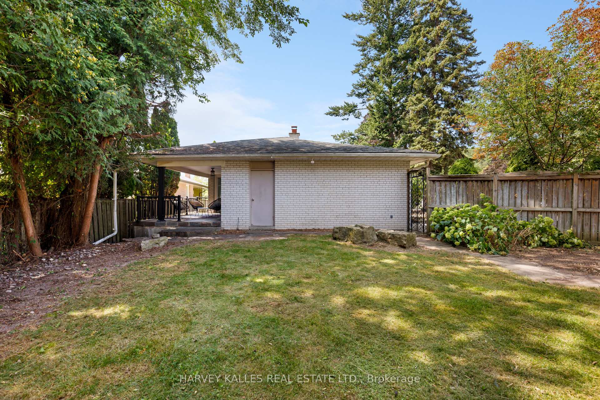 Photo 13 of 215 Edenbridge Drive, Etobicoke, Edenbridge-Humber Valley — HOMEH