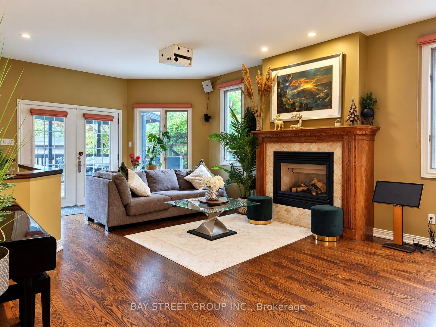 Photo 3 of 111 Fred Varley Drive, Markham, Unionville — HOMEH
