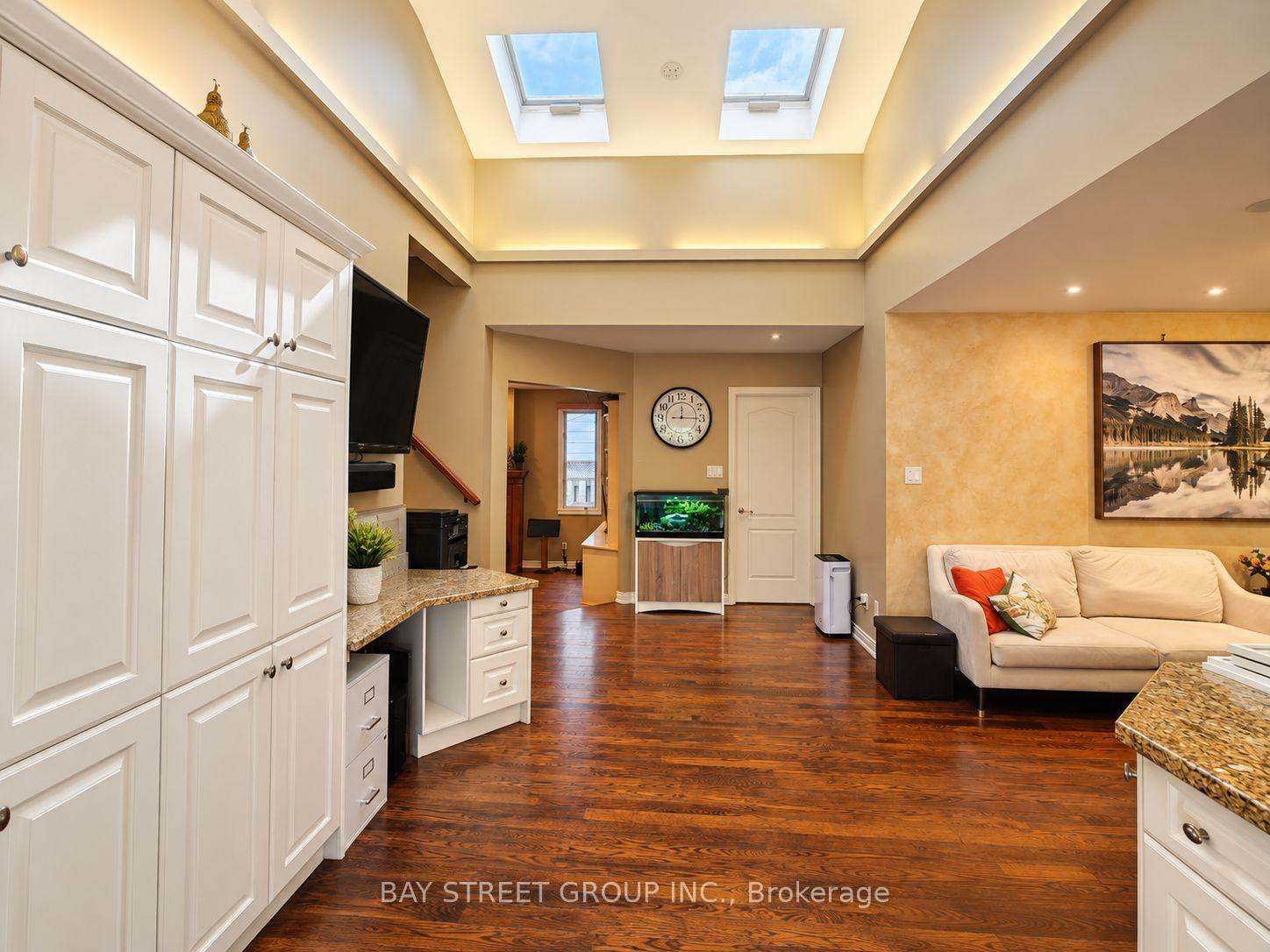Photo 5 of 111 Fred Varley Drive, Markham, Unionville — HOMEH