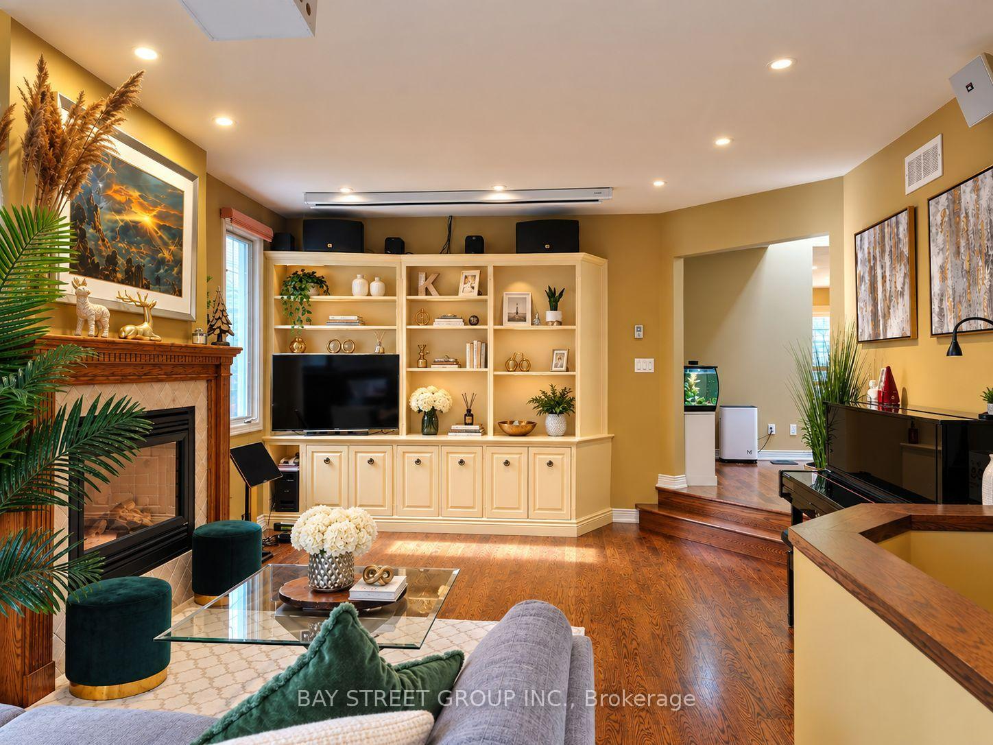 Photo 14 of 111 Fred Varley Drive, Markham, Unionville — HOMEH
