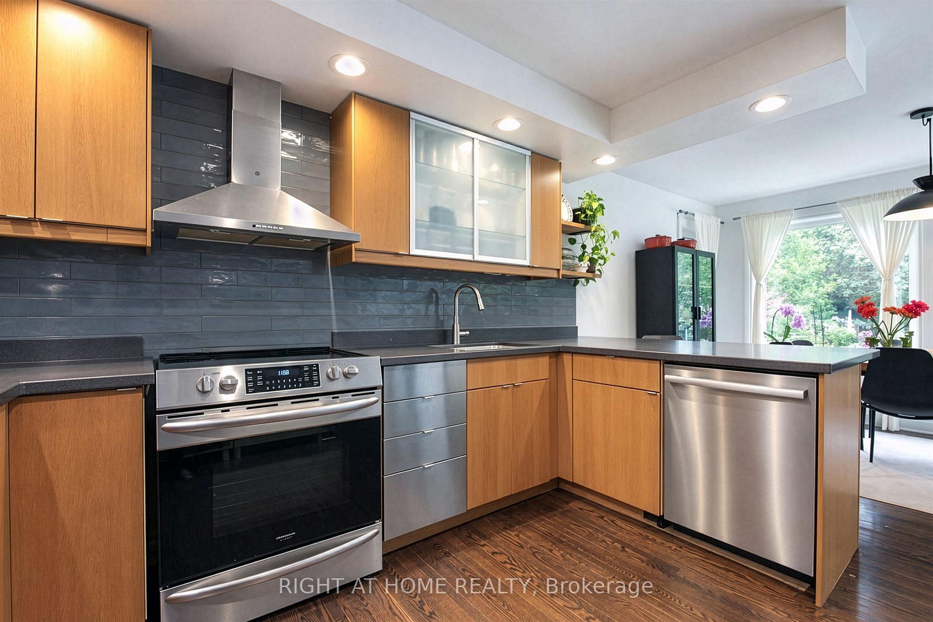 Photo 12 of 50 Gardenvale Road, Etobicoke, Stonegate-Queensway — HOMEH