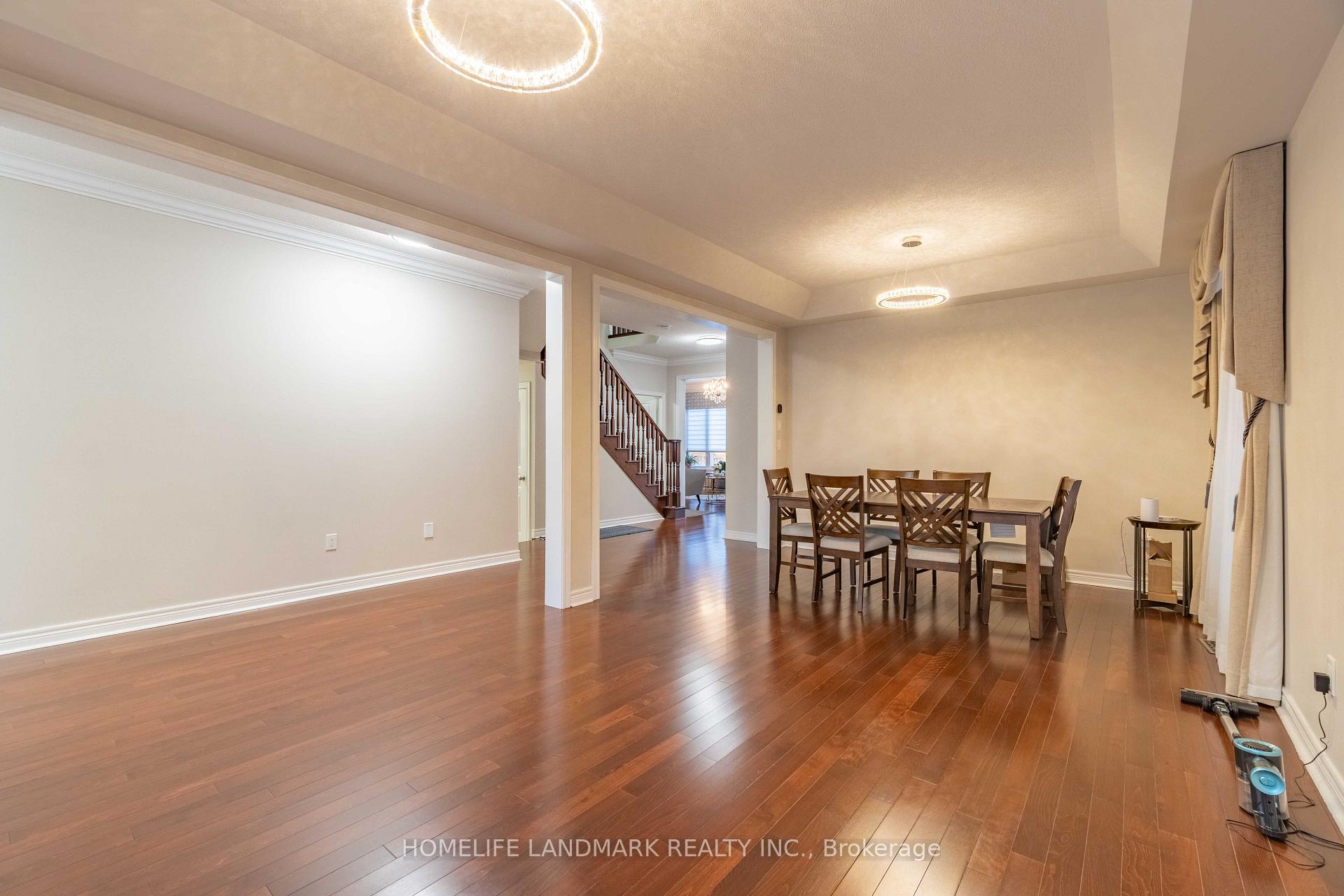 Photo 3 of 98 Thornhill Ravines Crescent, Vaughan, Patterson — HOMEH