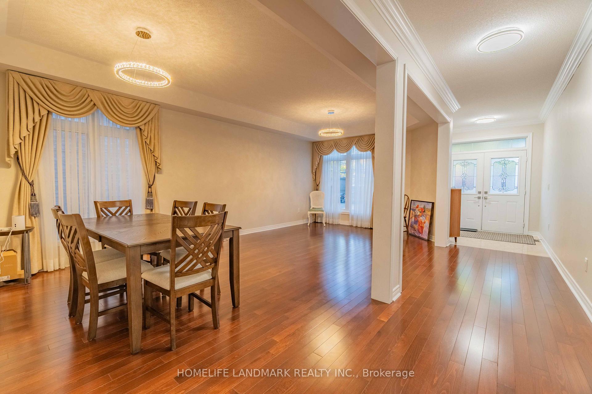 Photo 4 of 98 Thornhill Ravines Crescent, Vaughan, Patterson — HOMEH