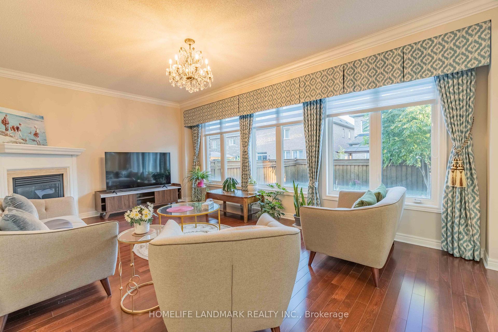 Photo 5 of 98 Thornhill Ravines Crescent, Vaughan, Patterson — HOMEH