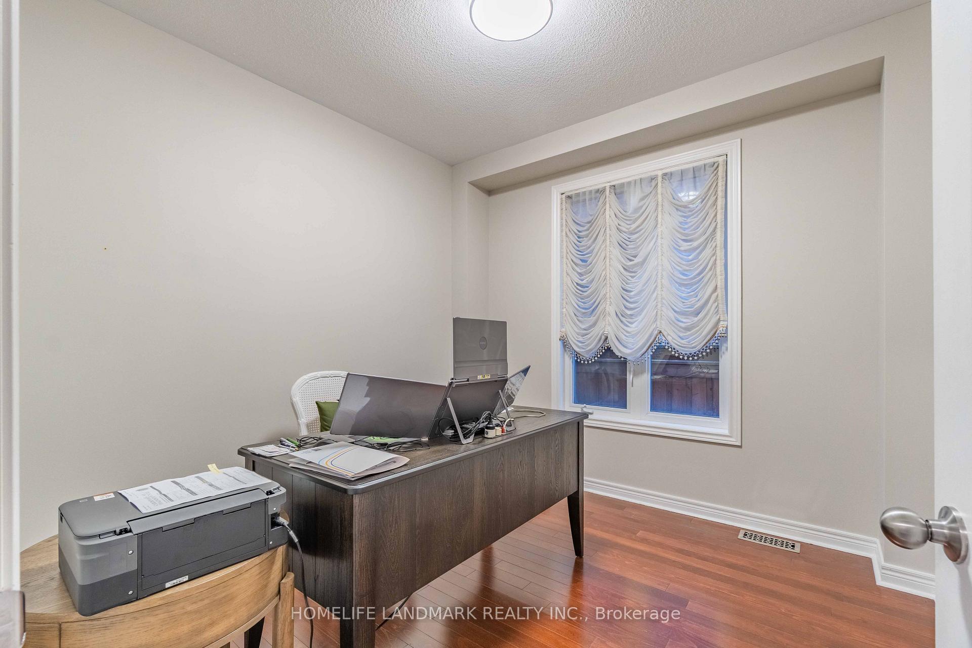 Photo 6 of 98 Thornhill Ravines Crescent, Vaughan, Patterson — HOMEH