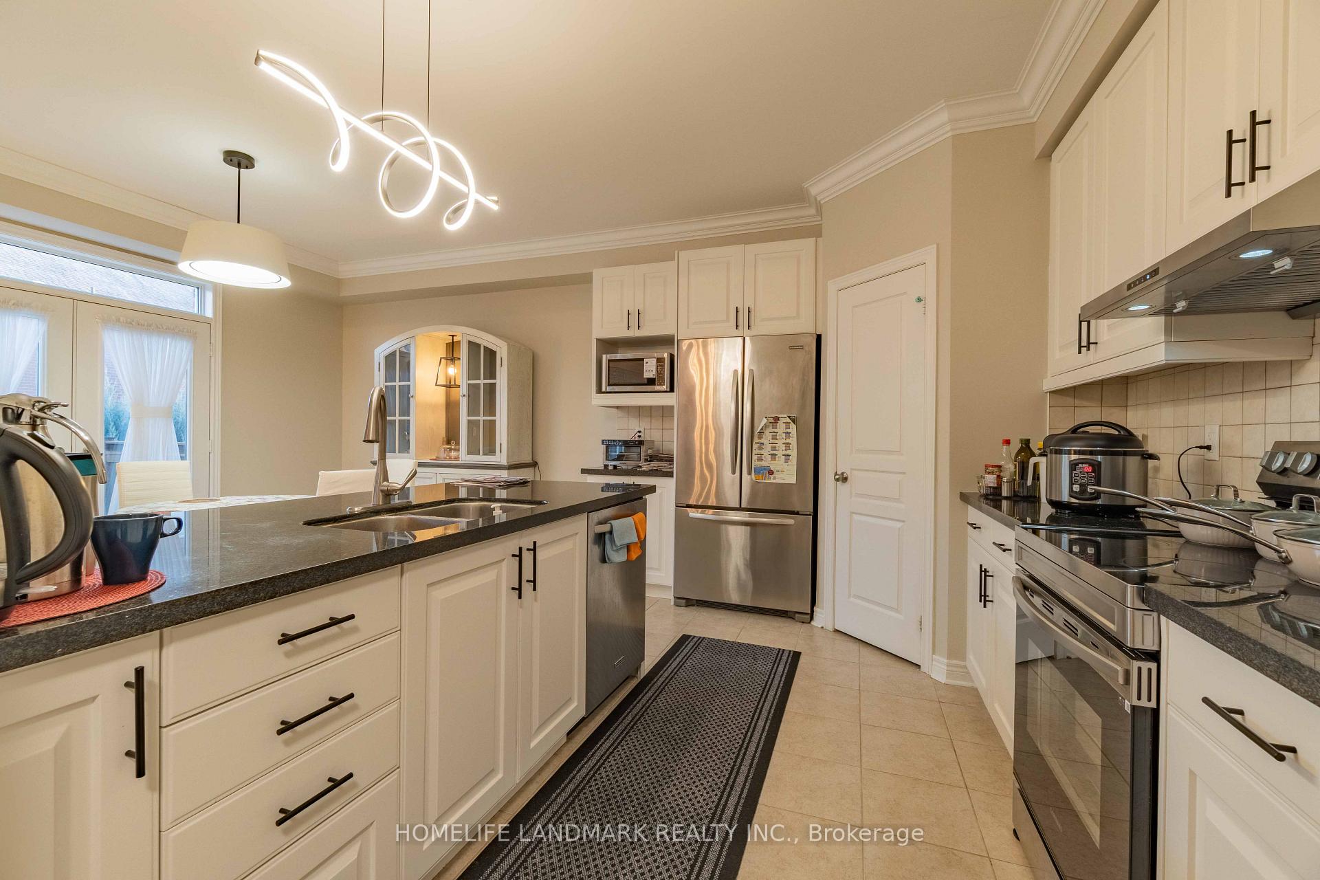 Photo 9 of 98 Thornhill Ravines Crescent, Vaughan, Patterson — HOMEH
