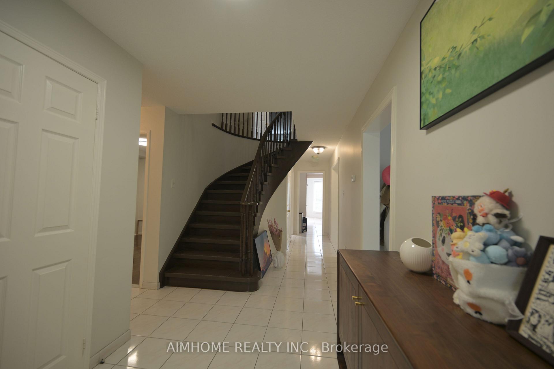 Photo 2 of 521 Chieftan Circle, Mississauga, Hurontario — HOMEH