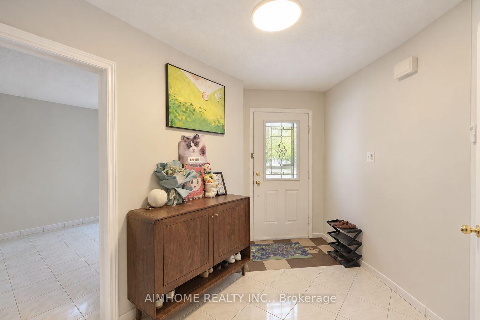 Photo 3 of 521 Chieftan Circle, Mississauga, Hurontario — HOMEH