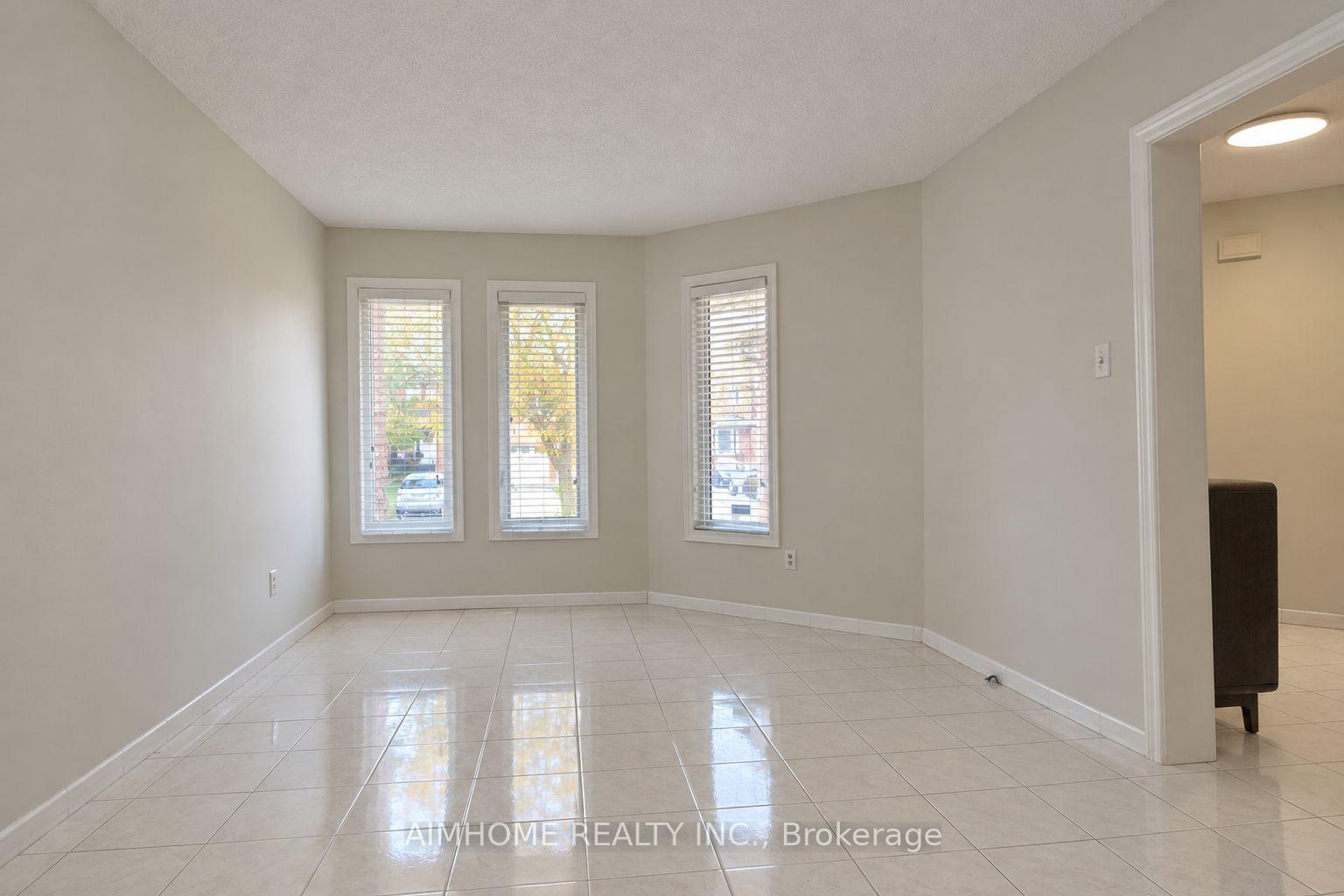 Photo 4 of 521 Chieftan Circle, Mississauga, Hurontario — HOMEH