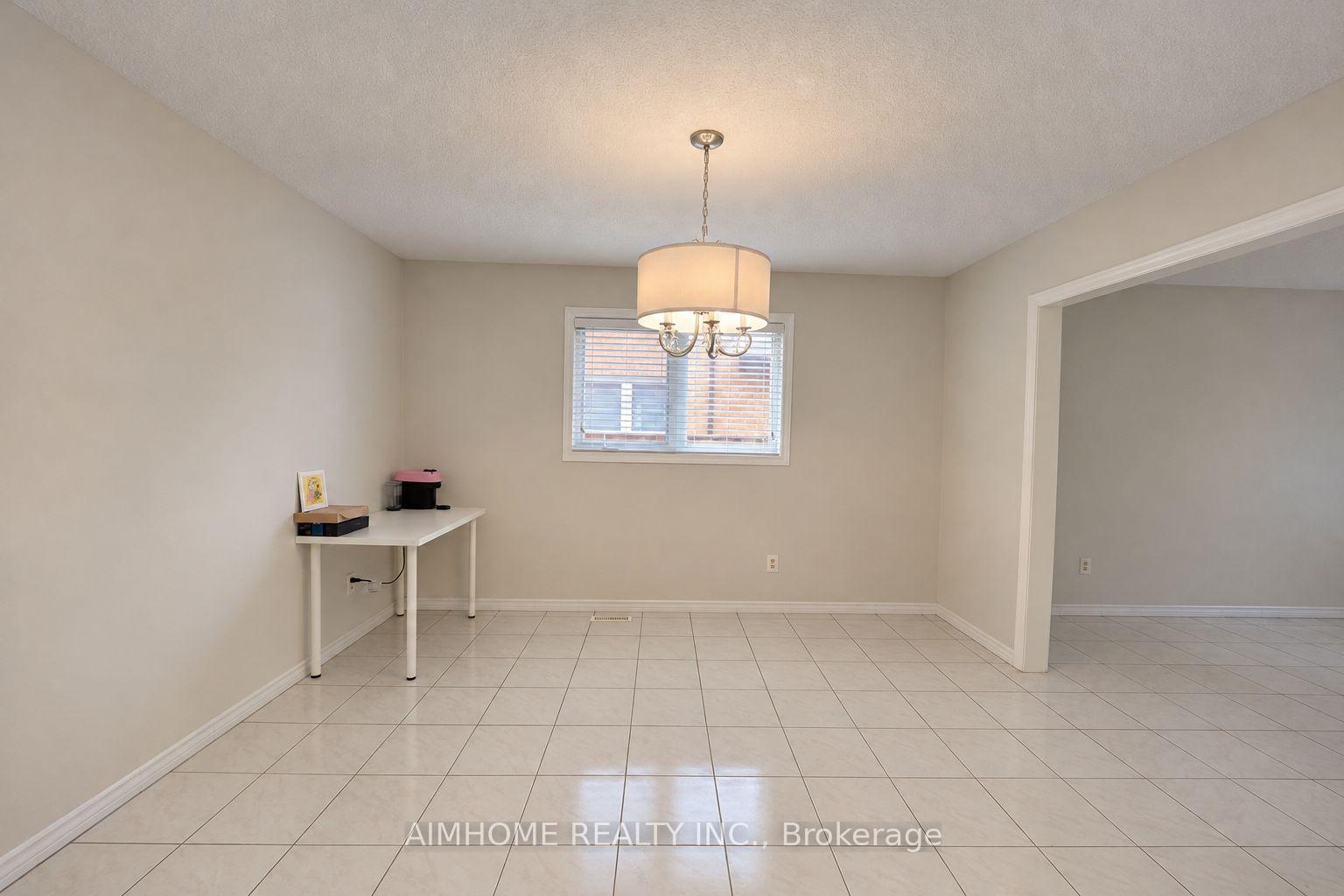 Photo 5 of 521 Chieftan Circle, Mississauga, Hurontario — HOMEH