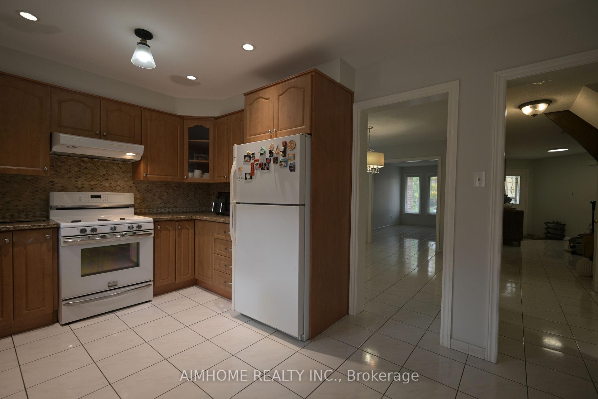 Photo 6 of 521 Chieftan Circle, Mississauga, Hurontario — HOMEH