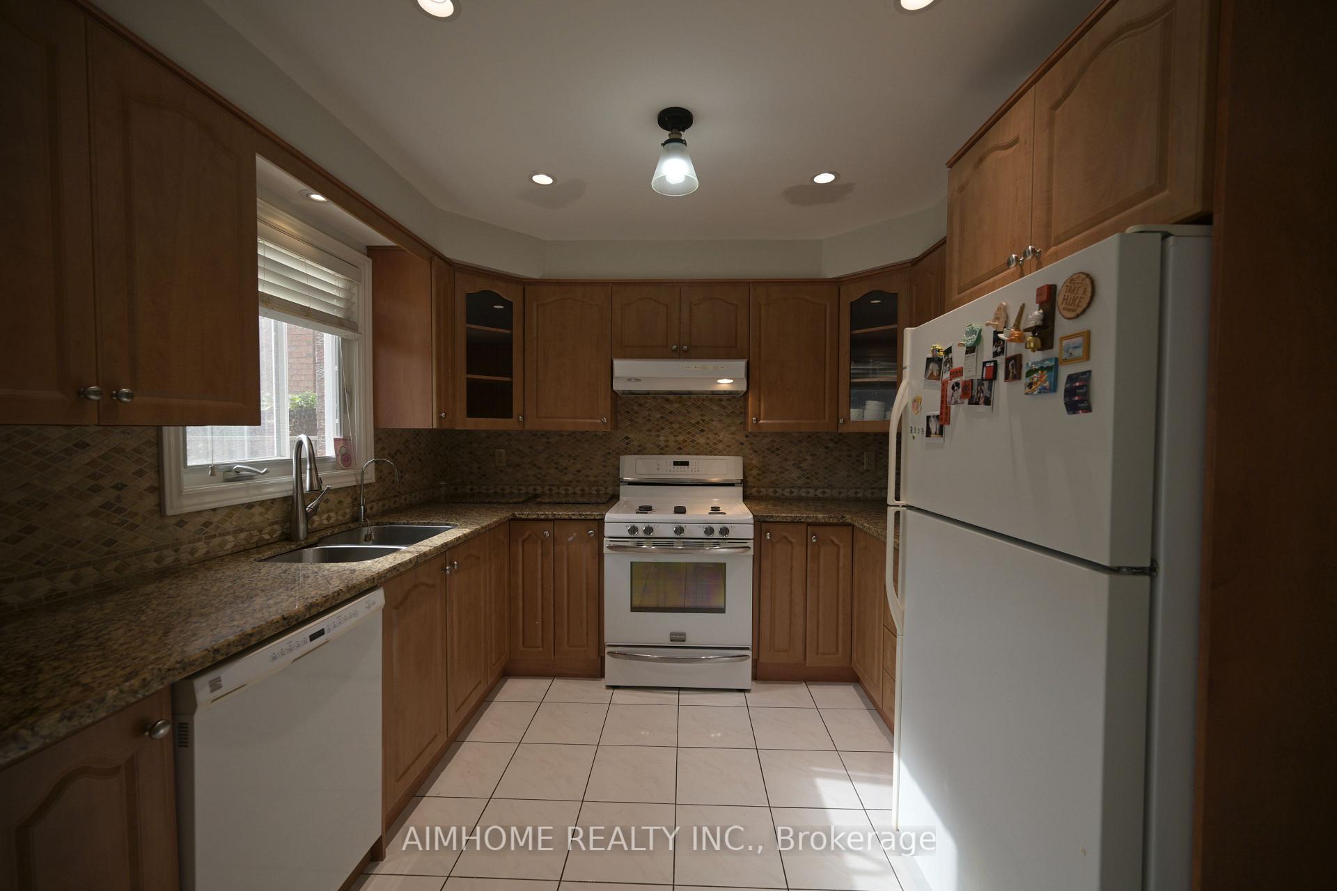 Photo 7 of 521 Chieftan Circle, Mississauga, Hurontario — HOMEH