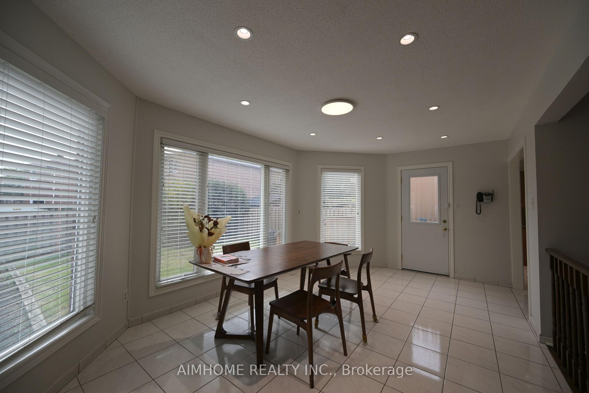 Photo 8 of 521 Chieftan Circle, Mississauga, Hurontario — HOMEH