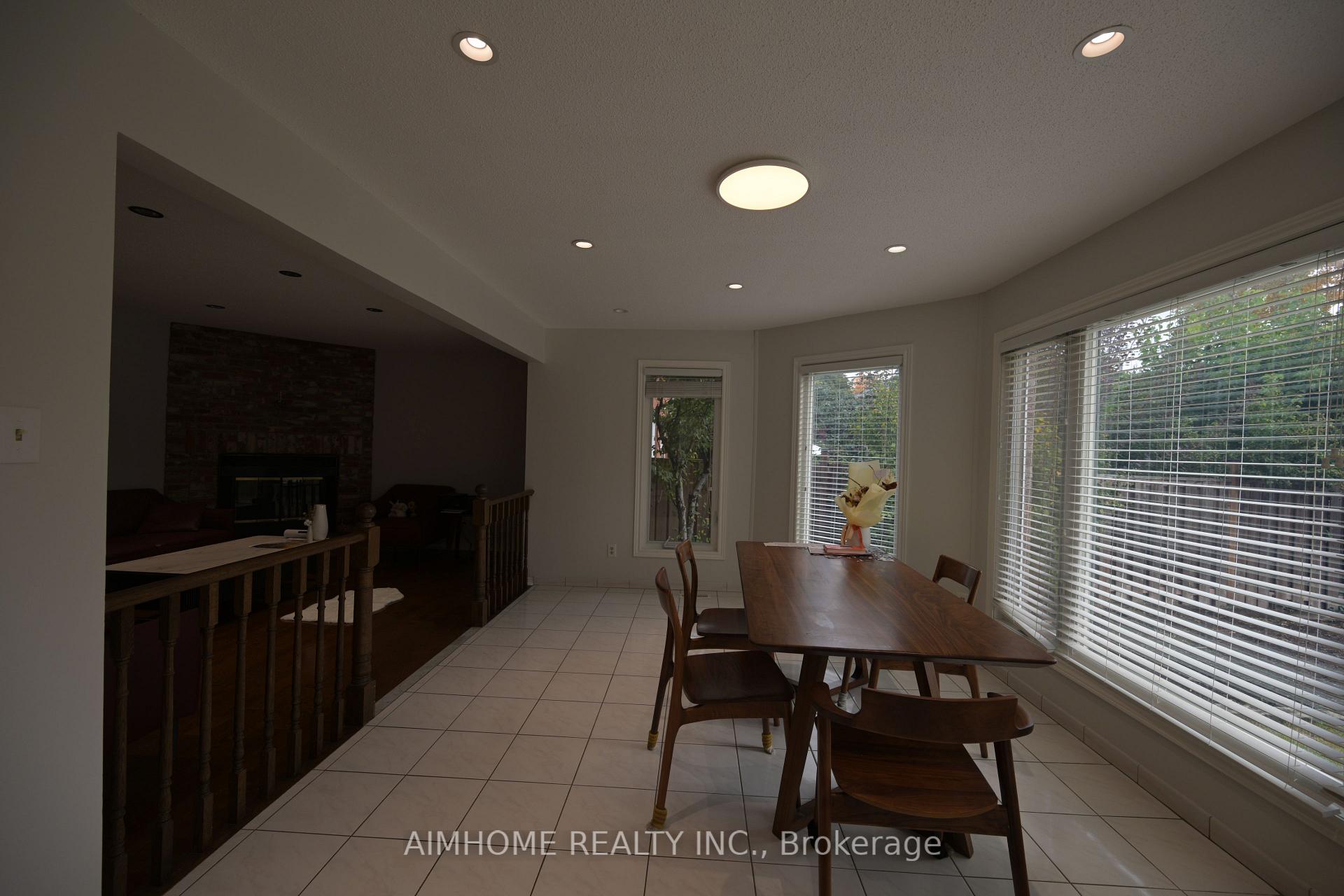 Photo 10 of 521 Chieftan Circle, Mississauga, Hurontario — HOMEH