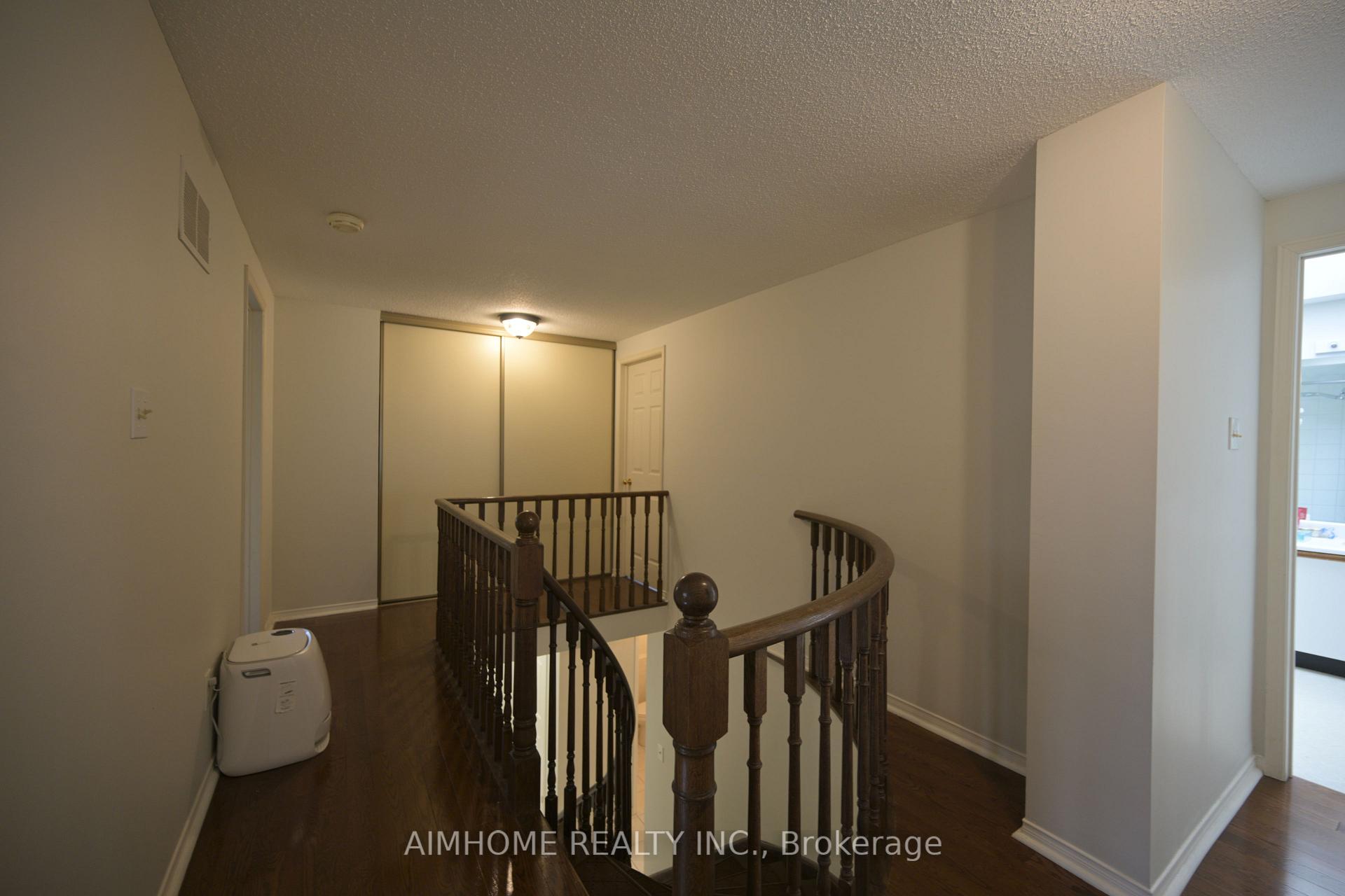 Photo 13 of 521 Chieftan Circle, Mississauga, Hurontario — HOMEH