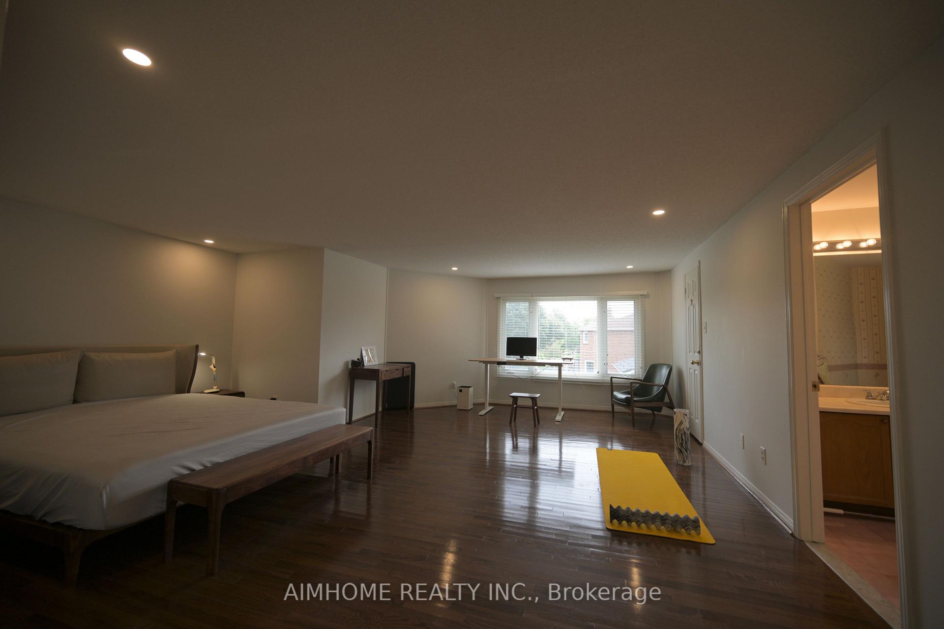 Photo 14 of 521 Chieftan Circle, Mississauga, Hurontario — HOMEH
