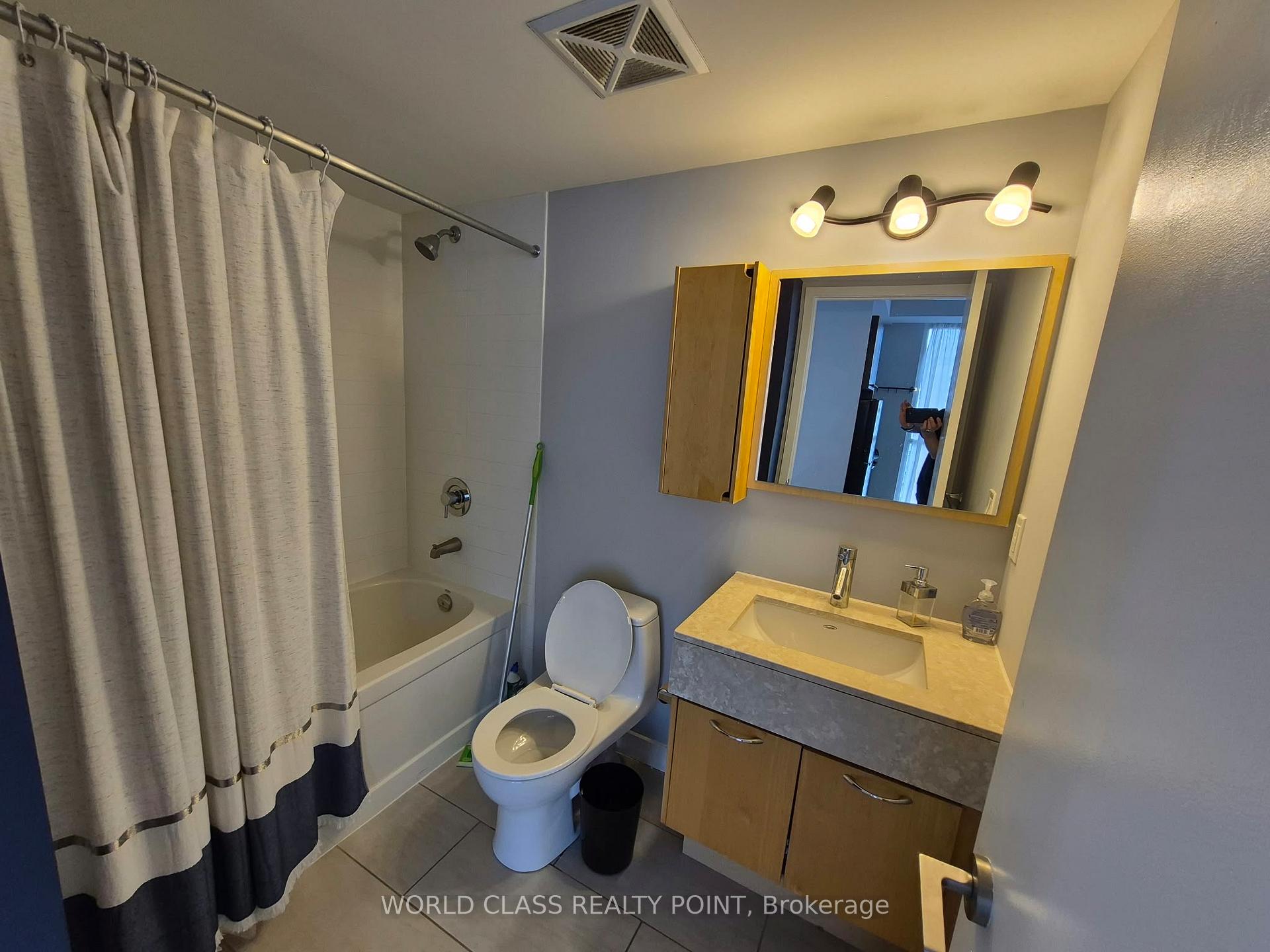 Photo 6 of Unit 3007, 126 Simcoe Street, Toronto, Waterfront Communities — HOMEH
