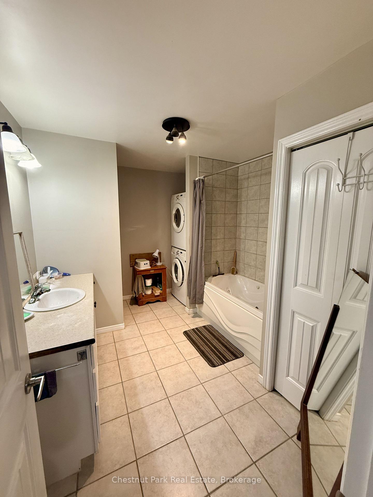 Photo 14 of 1041 Holiday Park Drive, Bracebridge, Macaulay — HOMEH