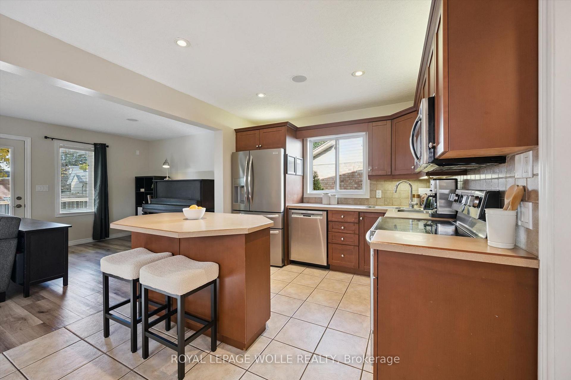 Photo 15 of 70 Inge Court, Kitchener, Bridgeport — HOMEH