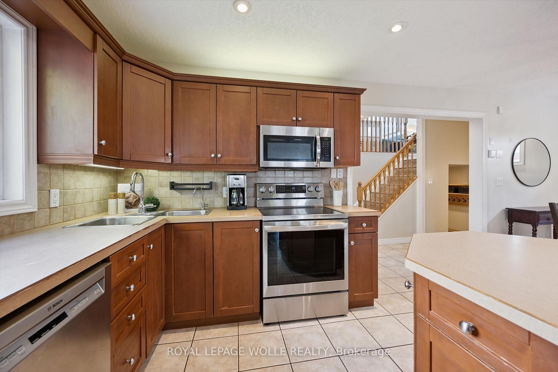 Photo 16 of 70 Inge Court, Kitchener, Bridgeport — HOMEH