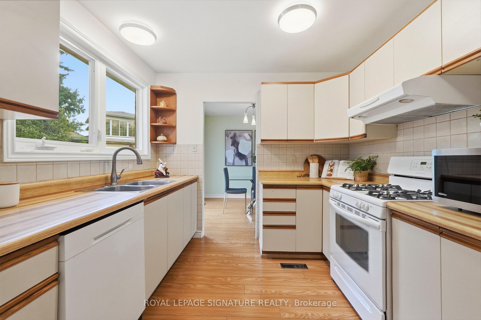 Photo 12 of 50 Killamarsh Drive, North York, York University Heights — HOMEH