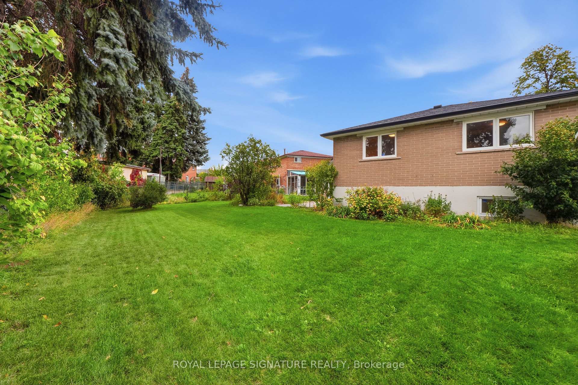 Photo 32 of 50 Killamarsh Drive, North York, York University Heights — HOMEH