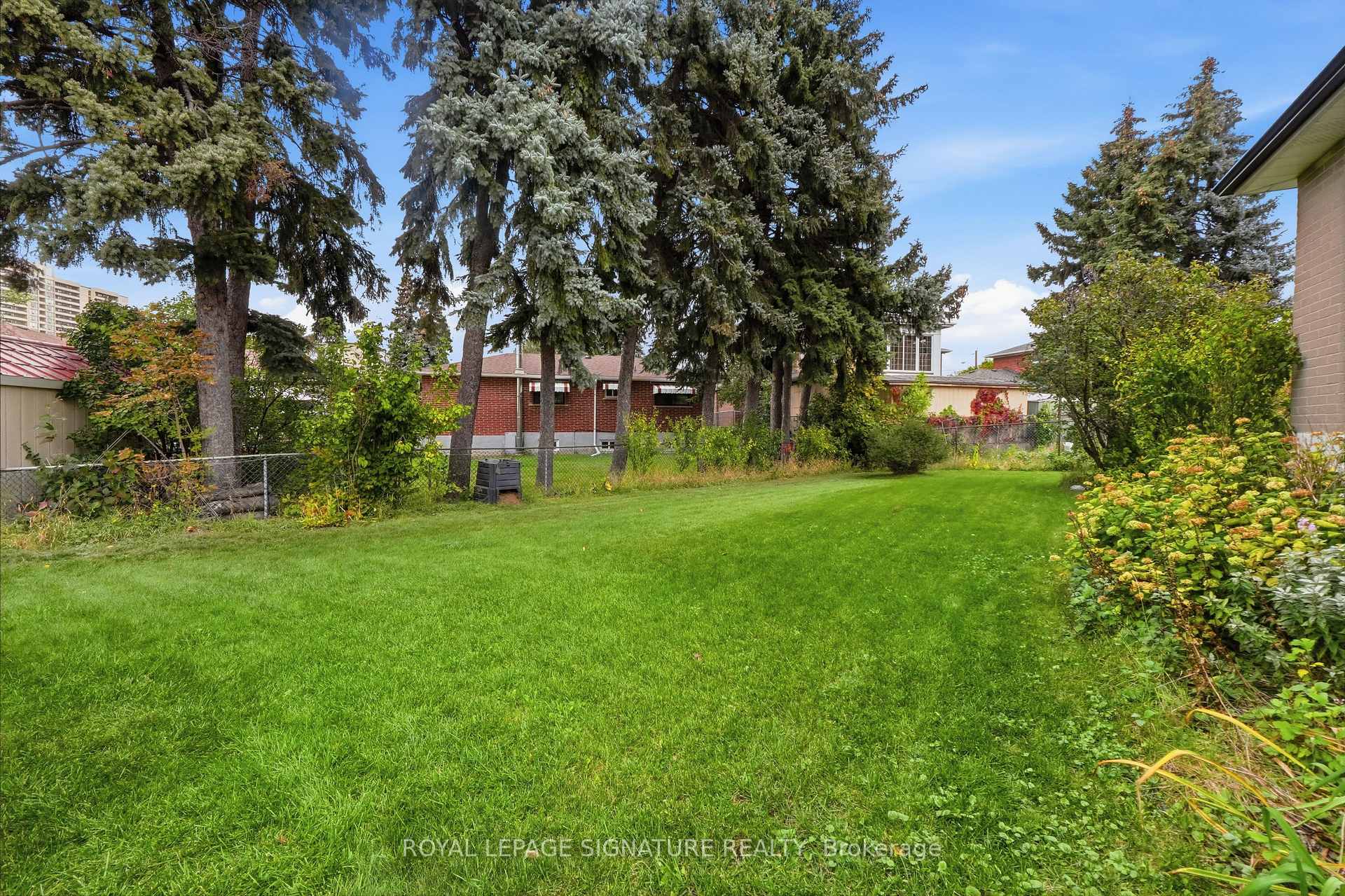 Photo 35 of 50 Killamarsh Drive, North York, York University Heights — HOMEH