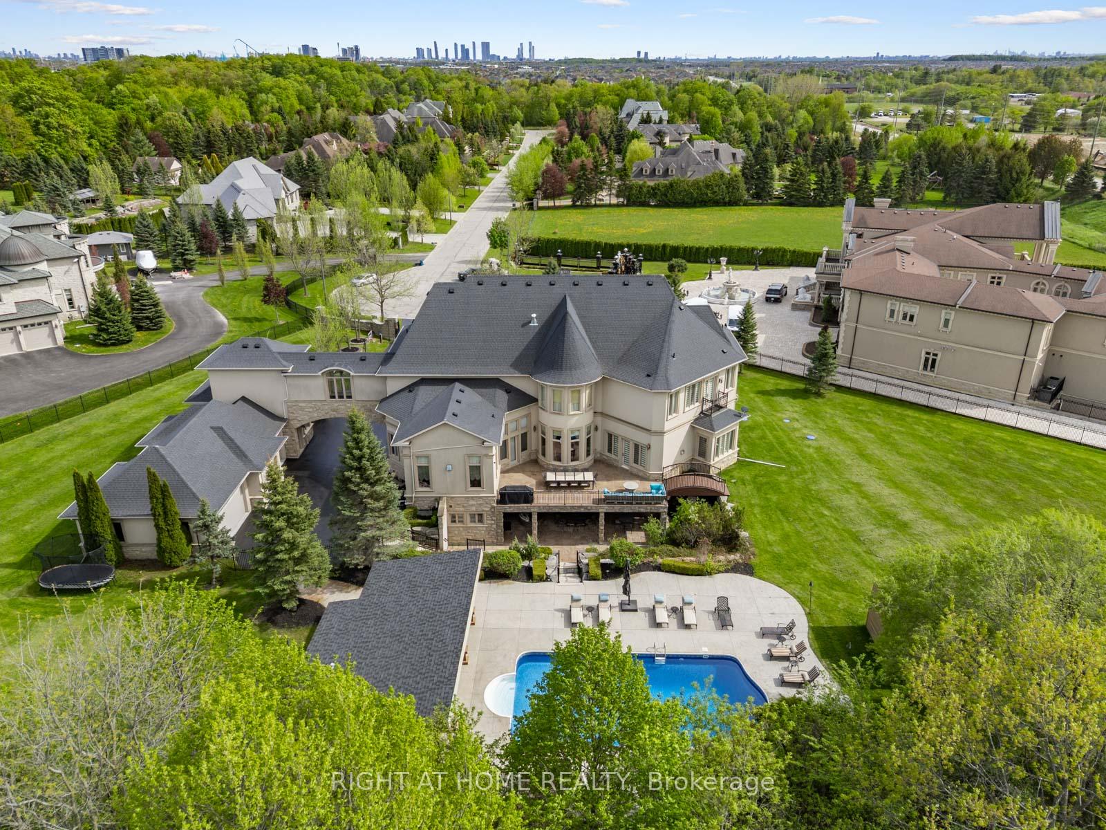 Photo 2 of 100 Rocmary Place, Vaughan, Kleinburg — HOMEH