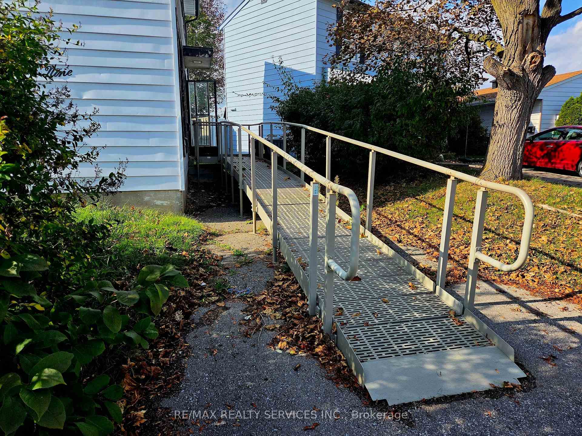 Photo 3 of 49 Huntingwood Crescent, Brampton, Central Park — HOMEH
