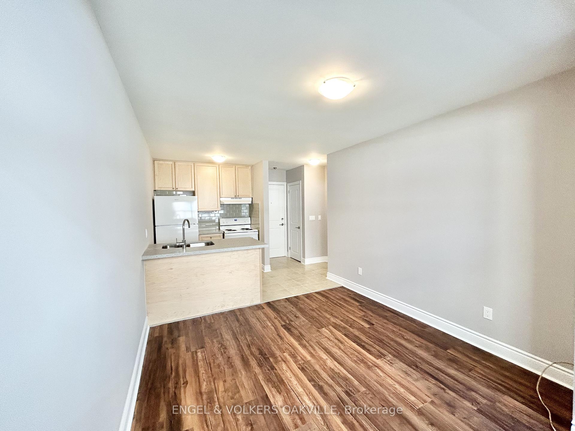 Photo 4 of Unit 106, 9 Thirty Third Street, Etobicoke, Long Branch — HOMEH