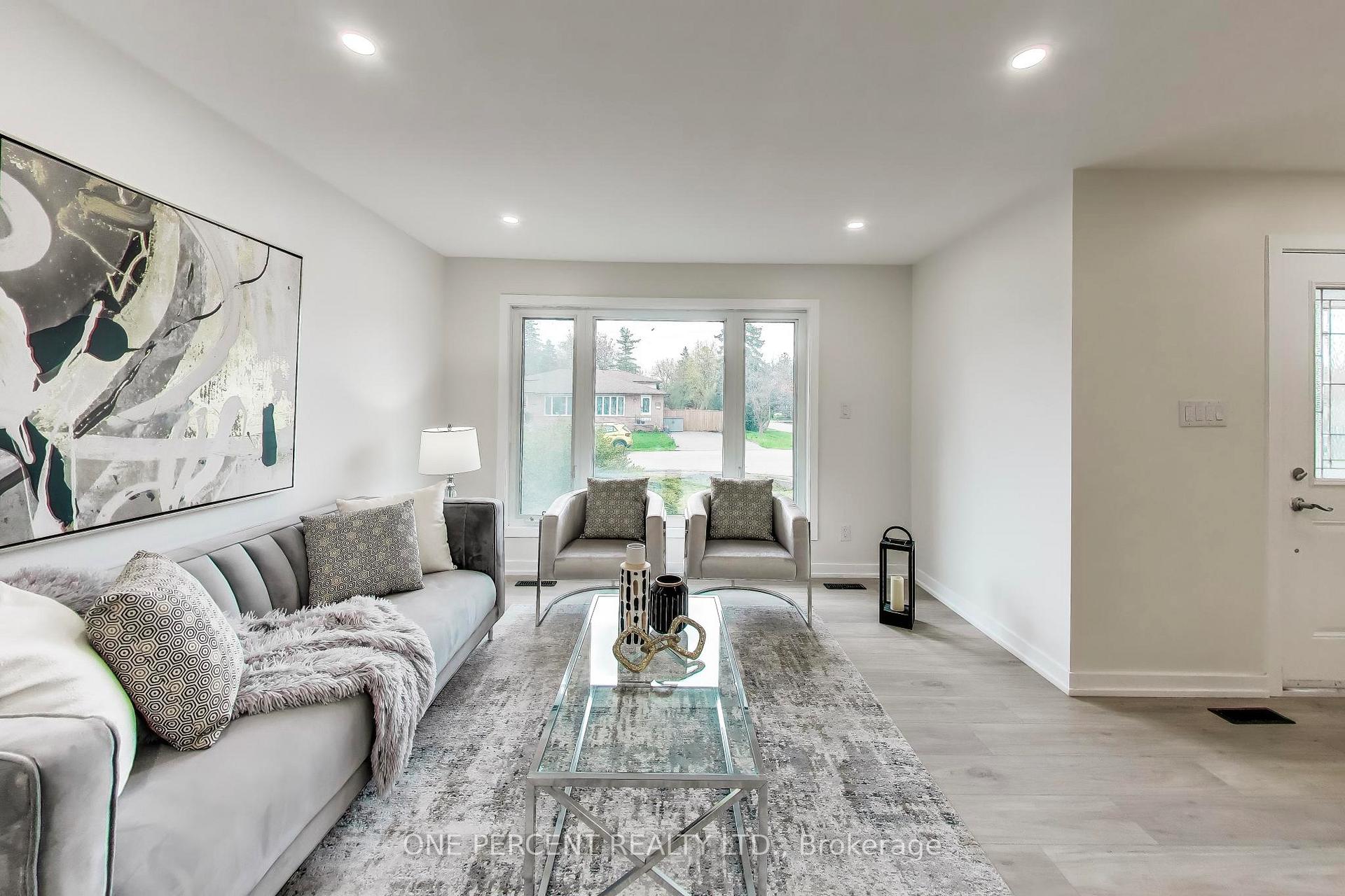Photo 3 of 1270 Pallatine Drive, Oakville, College Park — HOMEH