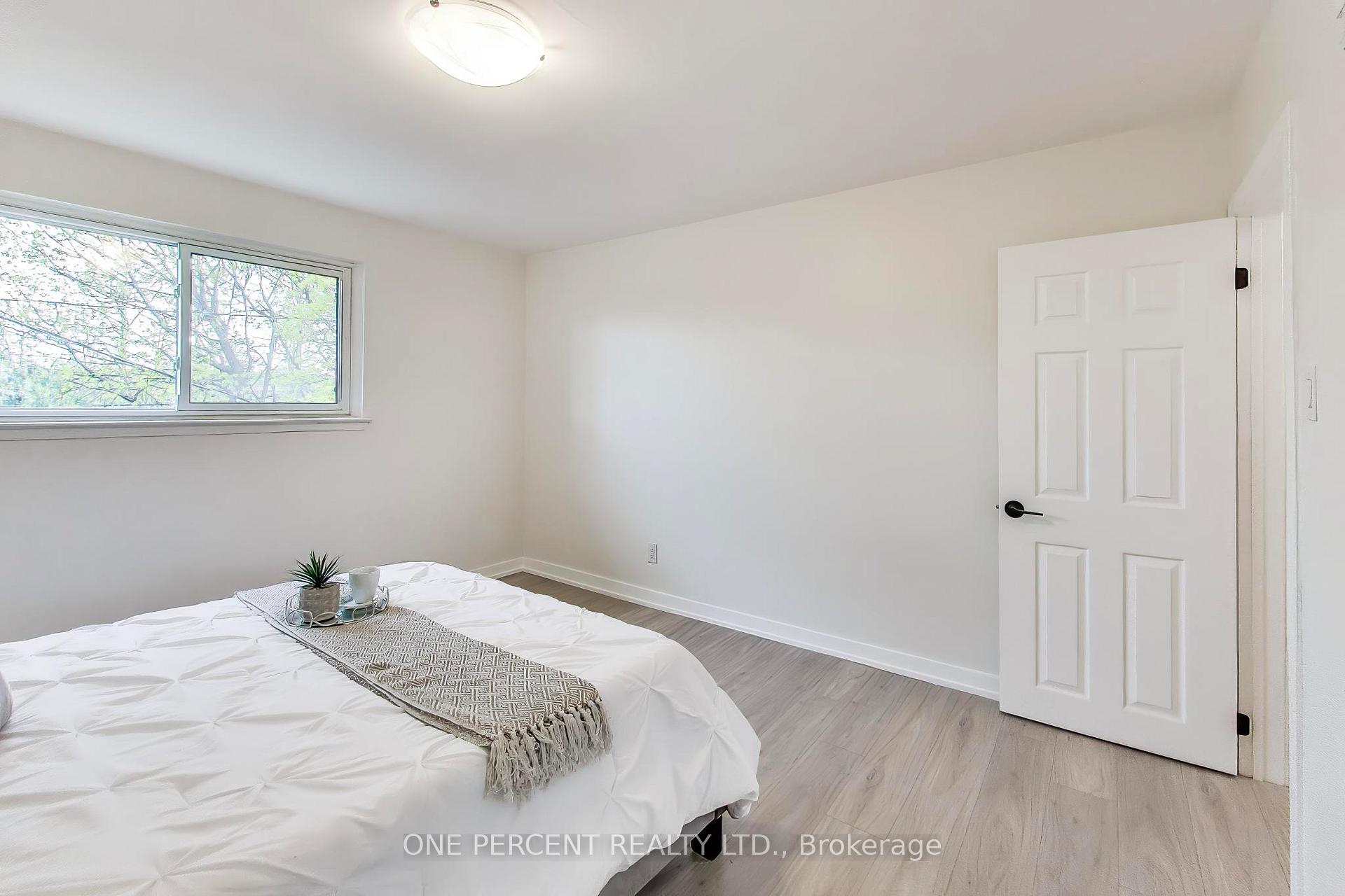 Photo 18 of 1270 Pallatine Drive, Oakville, College Park — HOMEH