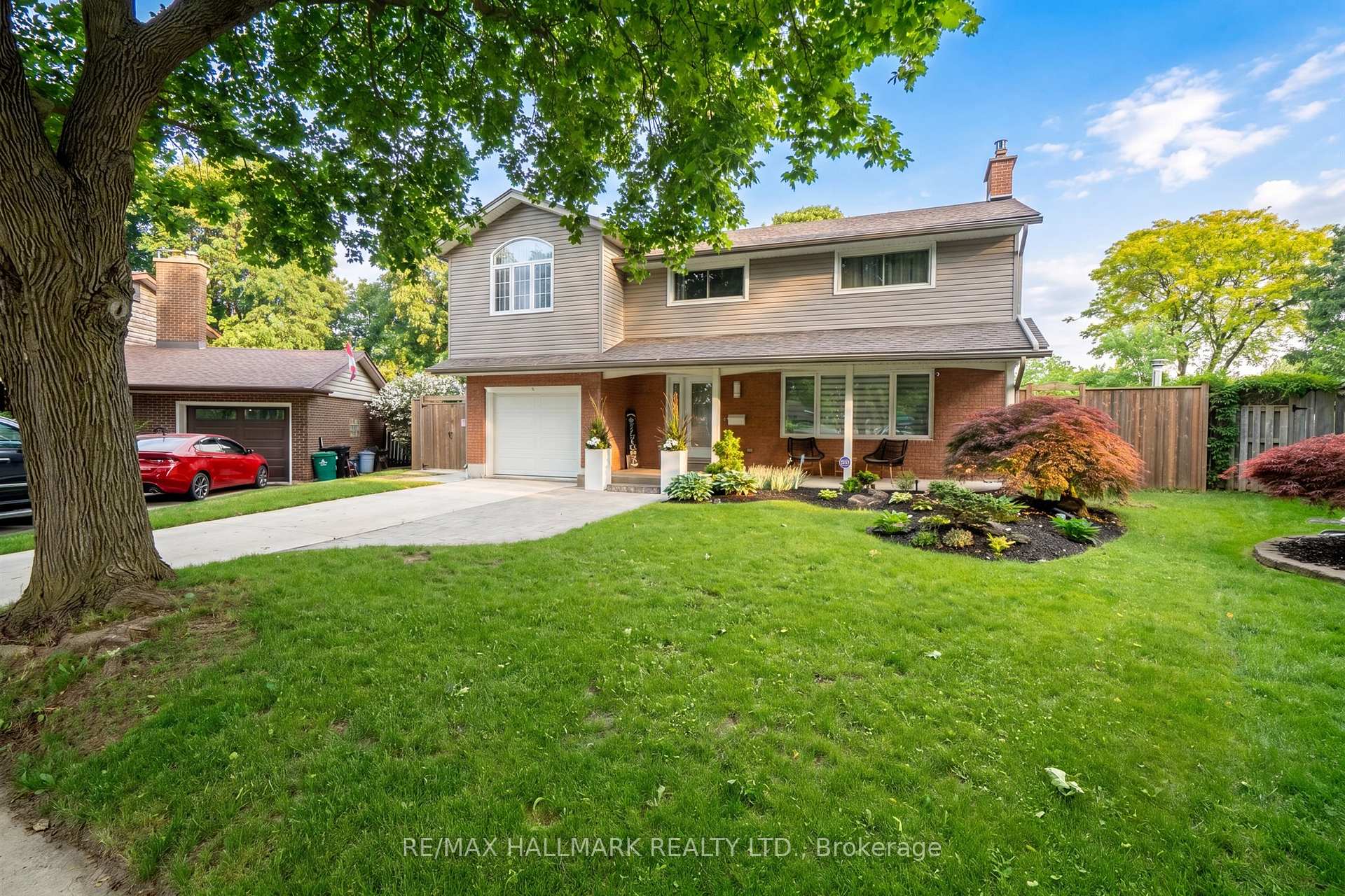 Photo 3 of 119 Charlotte Place, Kitchener, Heritage Park - Kitchener — HOMEH