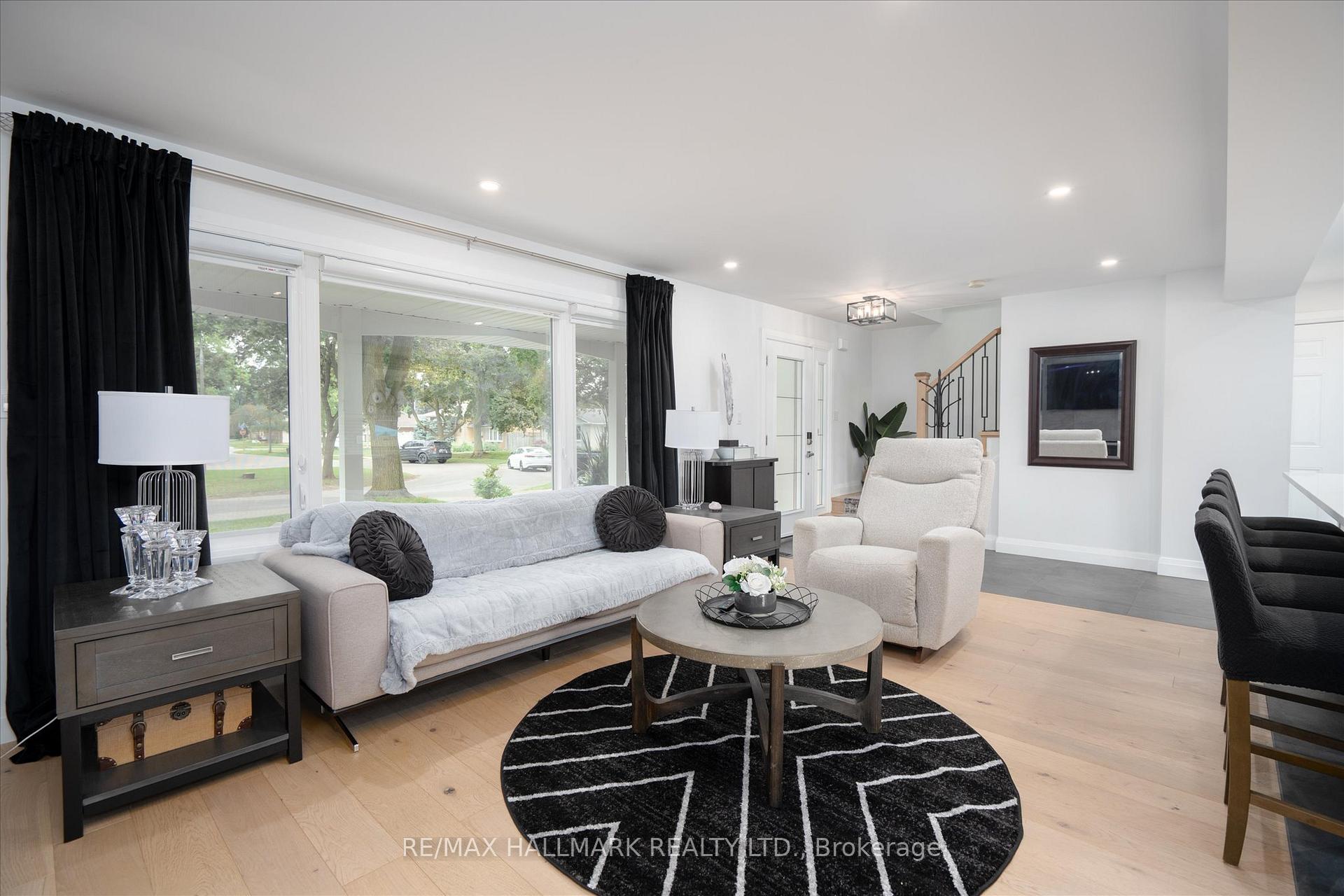 Photo 5 of 119 Charlotte Place, Kitchener, Heritage Park - Kitchener — HOMEH