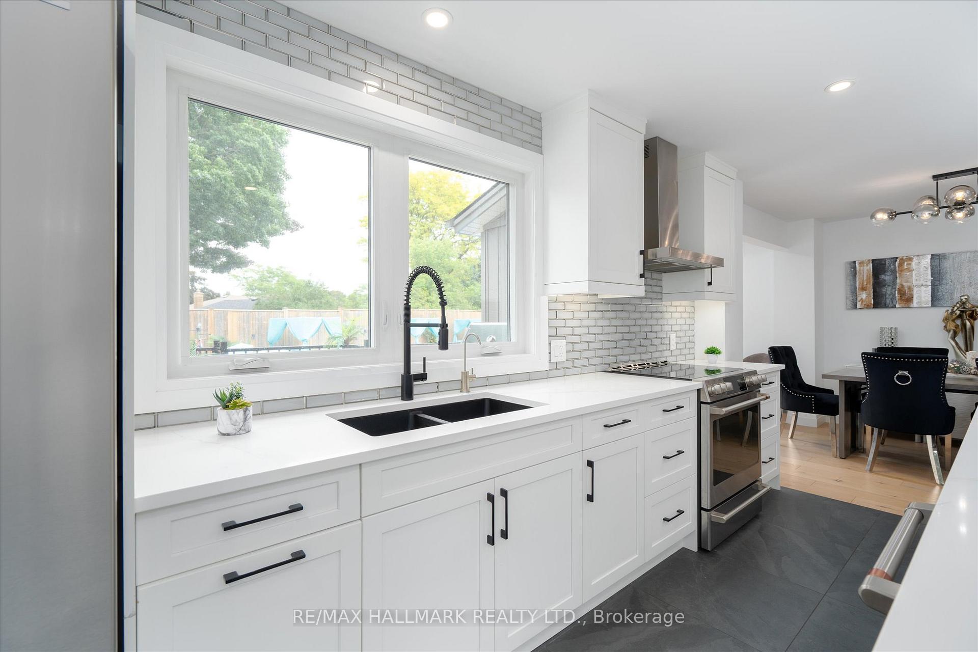 Photo 10 of 119 Charlotte Place, Kitchener, Heritage Park - Kitchener — HOMEH