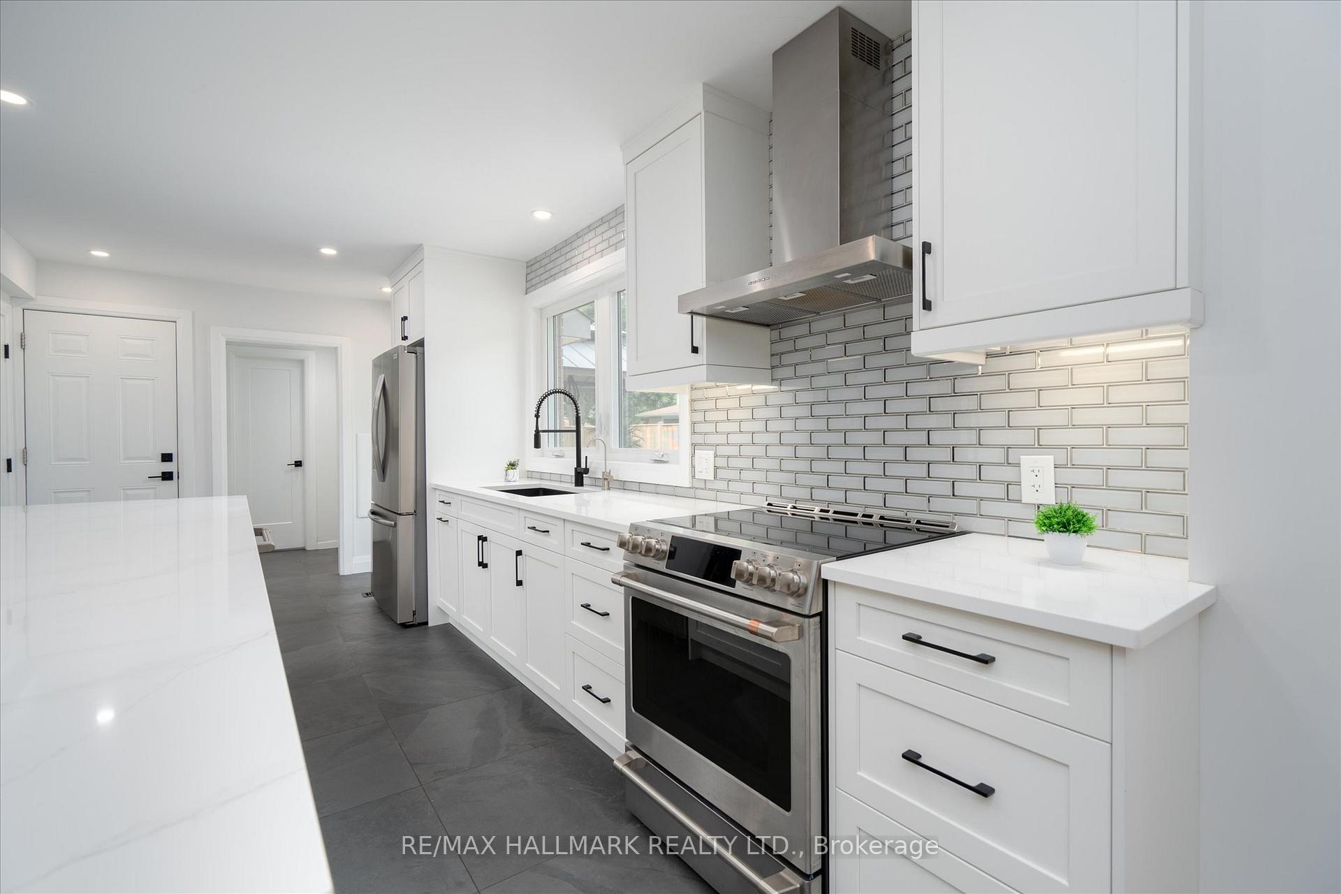 Photo 11 of 119 Charlotte Place, Kitchener, Heritage Park - Kitchener — HOMEH